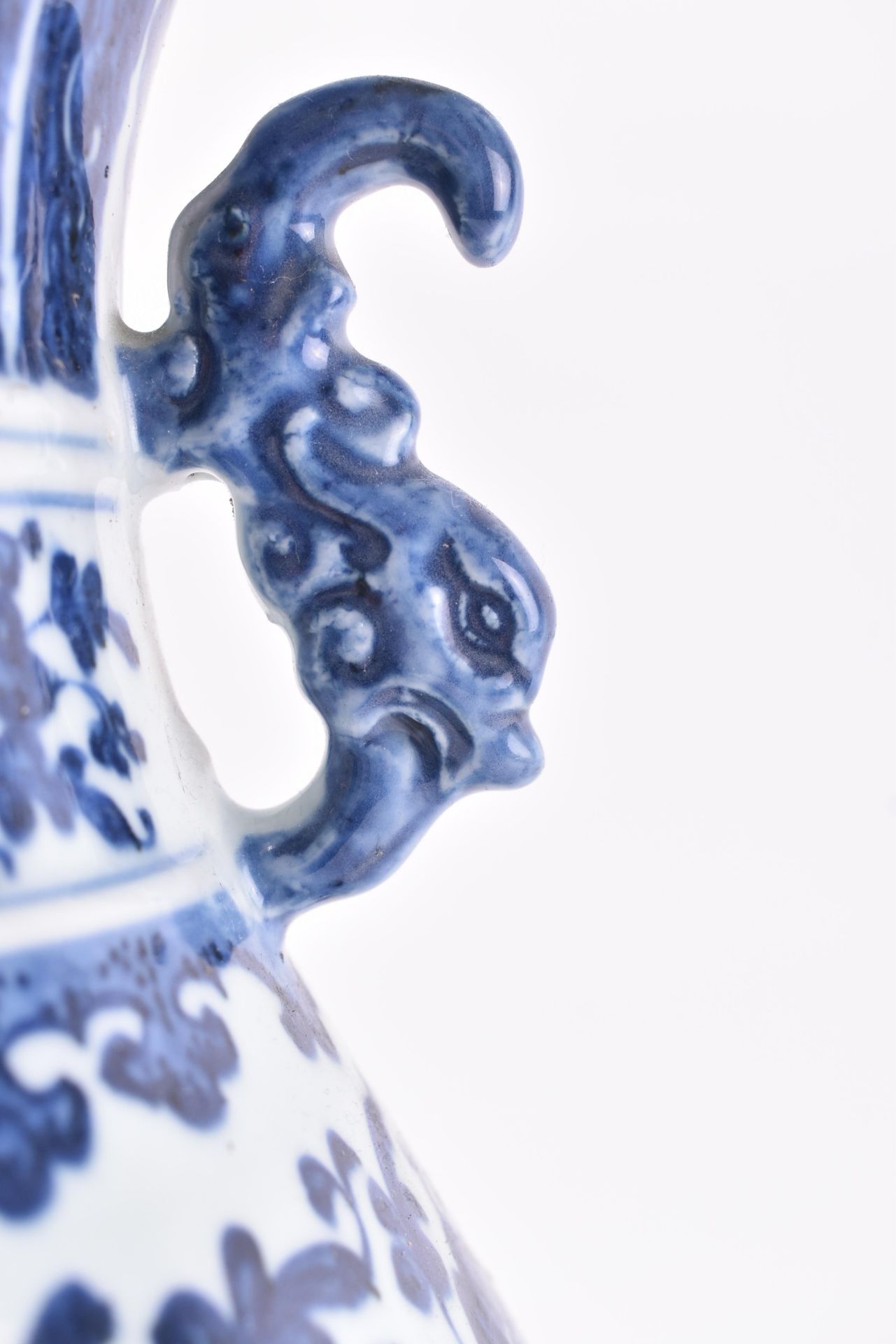 19TH CENTURY CHINESE QING DYNASTY BLUE AND WHITE VASE - Image 6 of 7