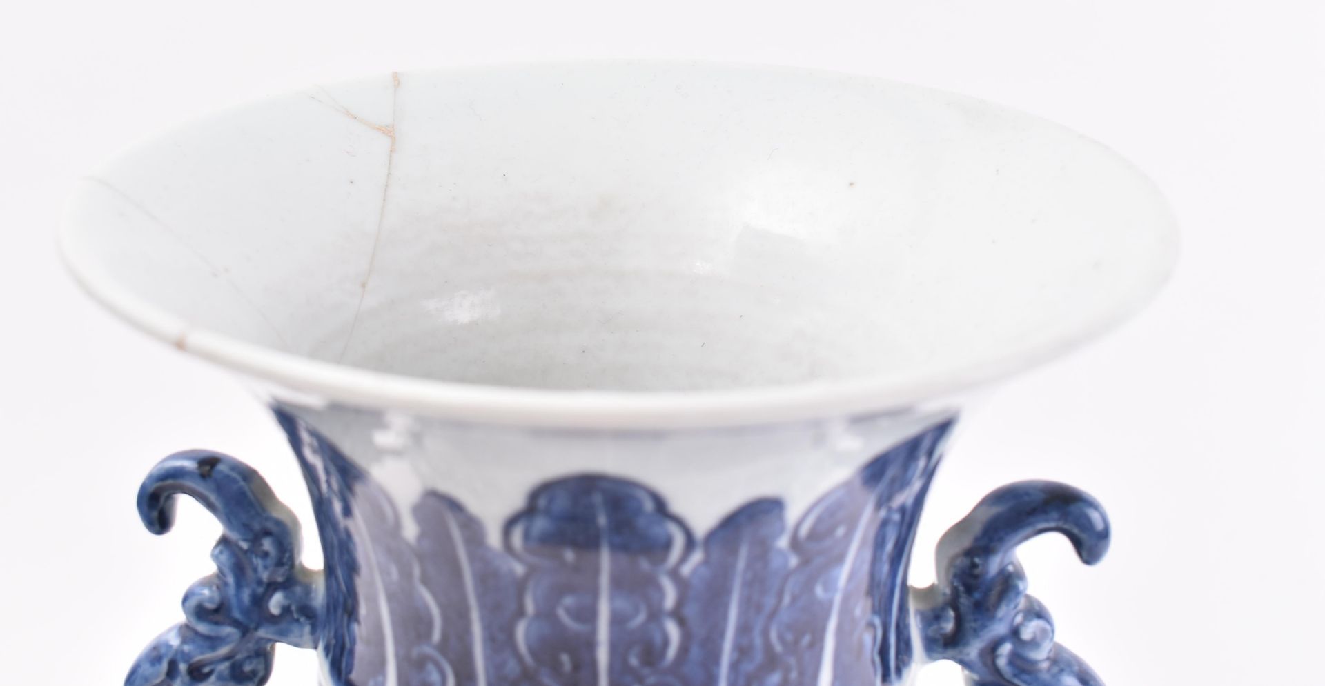 19TH CENTURY CHINESE QING DYNASTY BLUE AND WHITE VASE - Image 5 of 7