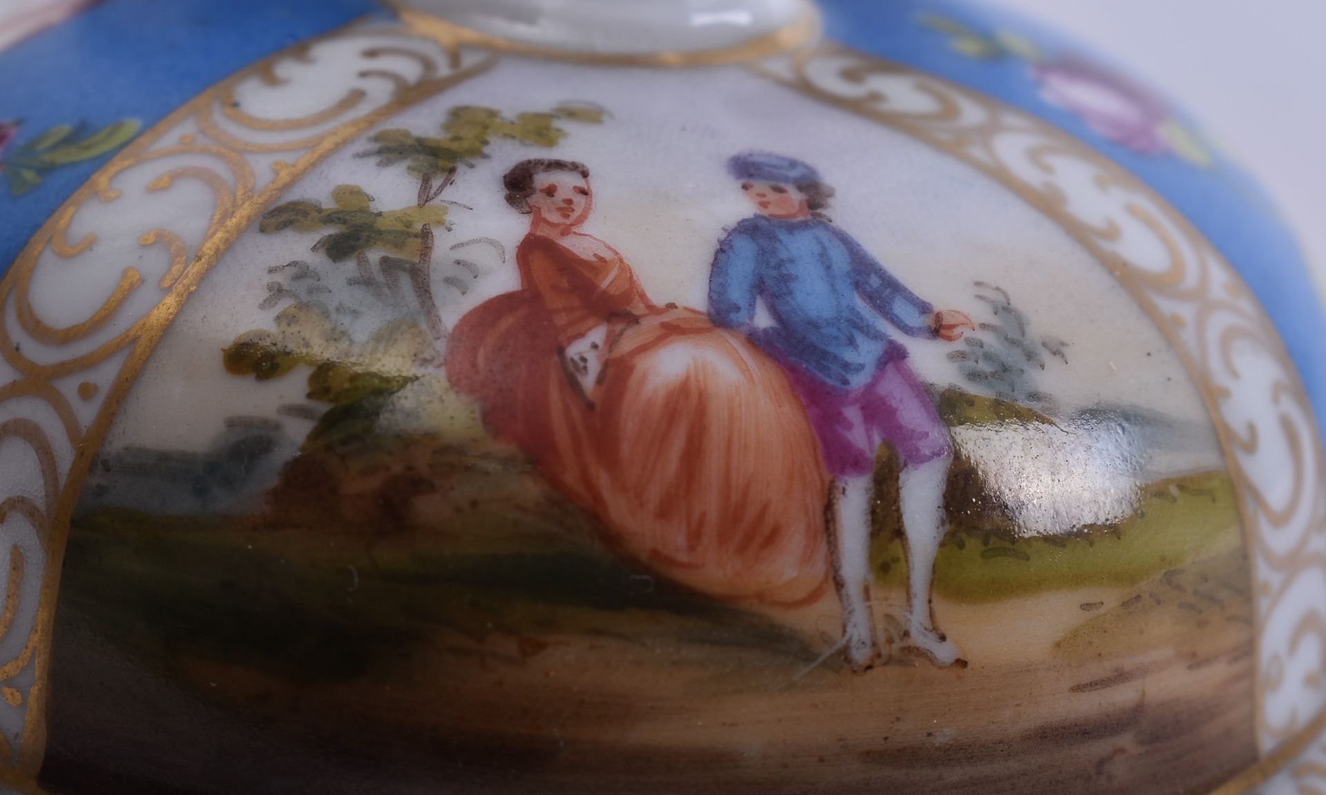 EARLY 18TH CENTURY GERMAN MEISSEN PORCELAIN LIDDED VASE - Image 4 of 6