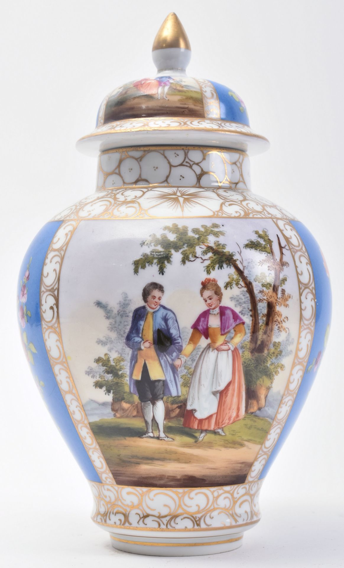 EARLY 18TH CENTURY GERMAN MEISSEN PORCELAIN LIDDED VASE