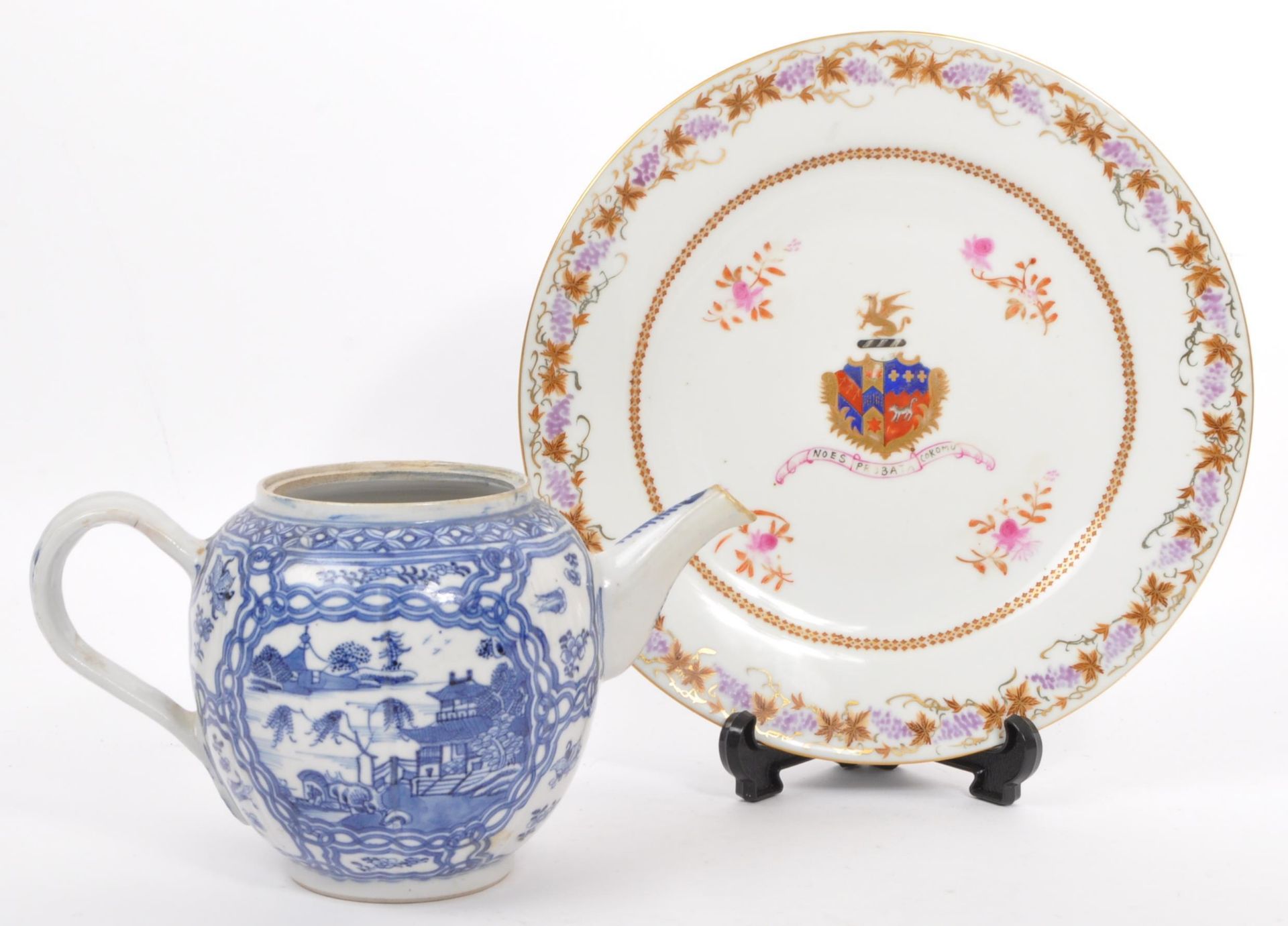 18TH CENTURY CHINESE ORIENTAL TEA POT AND ARMORIAL PLATE