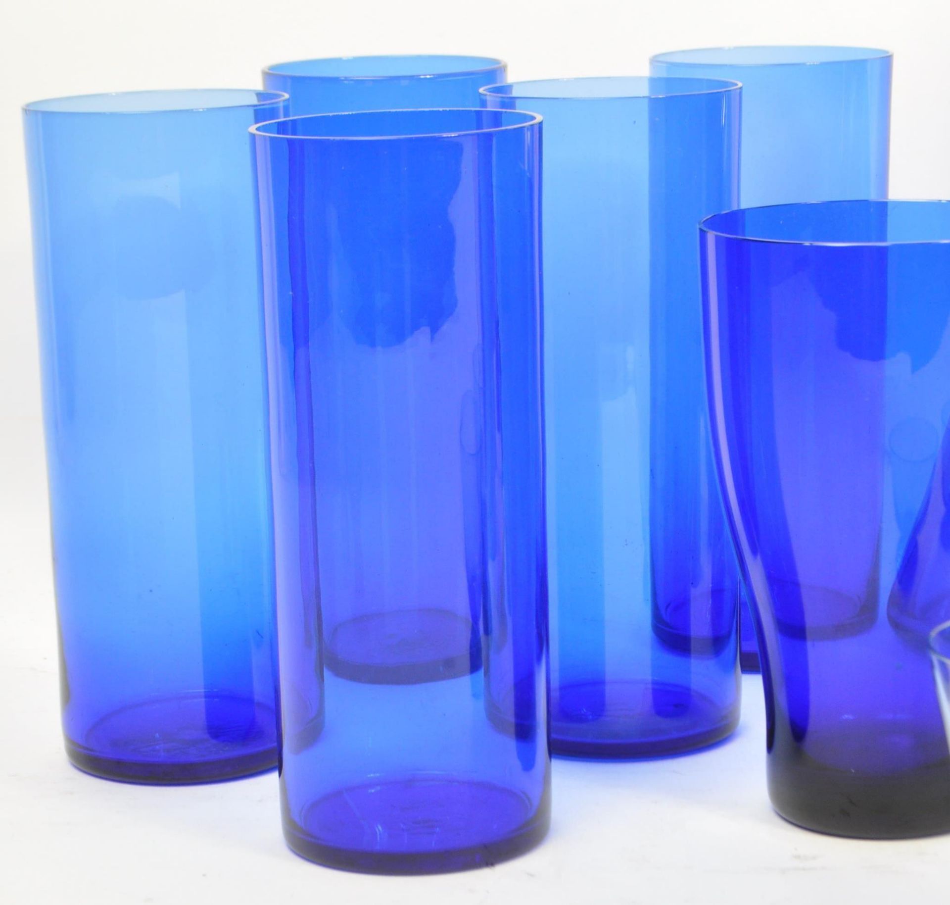 QUANTITY OF BLUE GLASS DRINKING GLASSES JUGS & VASE - Image 4 of 5