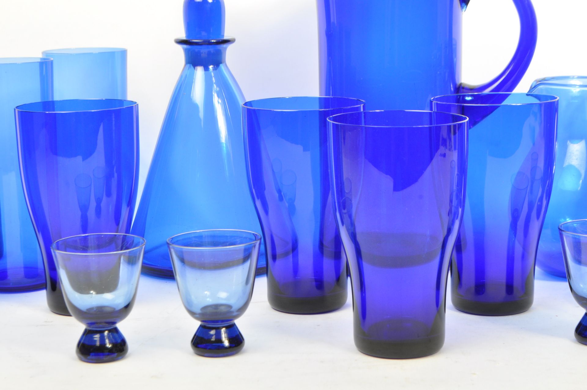 QUANTITY OF BLUE GLASS DRINKING GLASSES JUGS & VASE - Image 3 of 5