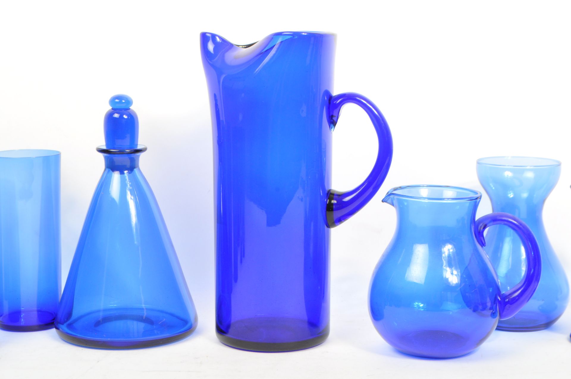 QUANTITY OF BLUE GLASS DRINKING GLASSES JUGS & VASE - Image 5 of 5