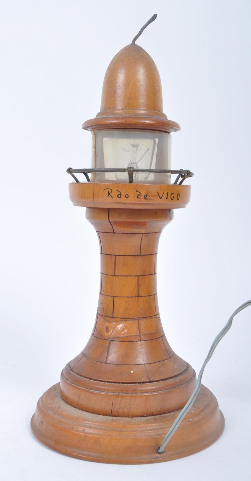 RETRO VINTAGE CONTINENTAL TEAK LIGHTHOUSE SHAPED DESK LAMP - Bild 5 aus 6