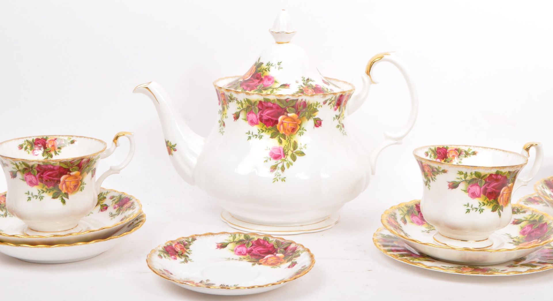 COLLECTION OF ROYAL ALBERT OLD COUNTRY ROSES TEA SET - Image 4 of 6