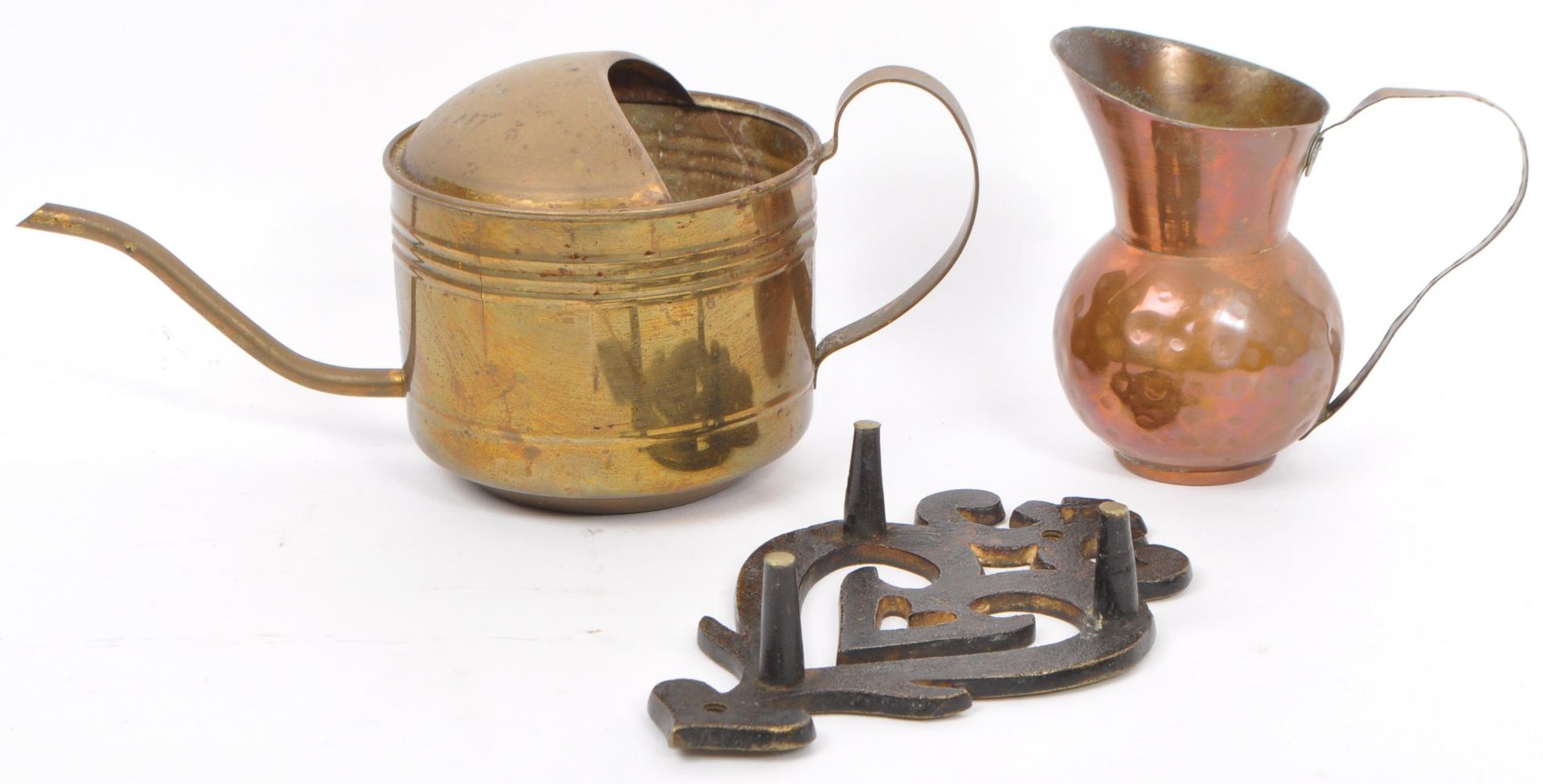 COLLECTION OF BRASS ITEMS TO INCLUDE JUG AND FIGURES - Image 6 of 7