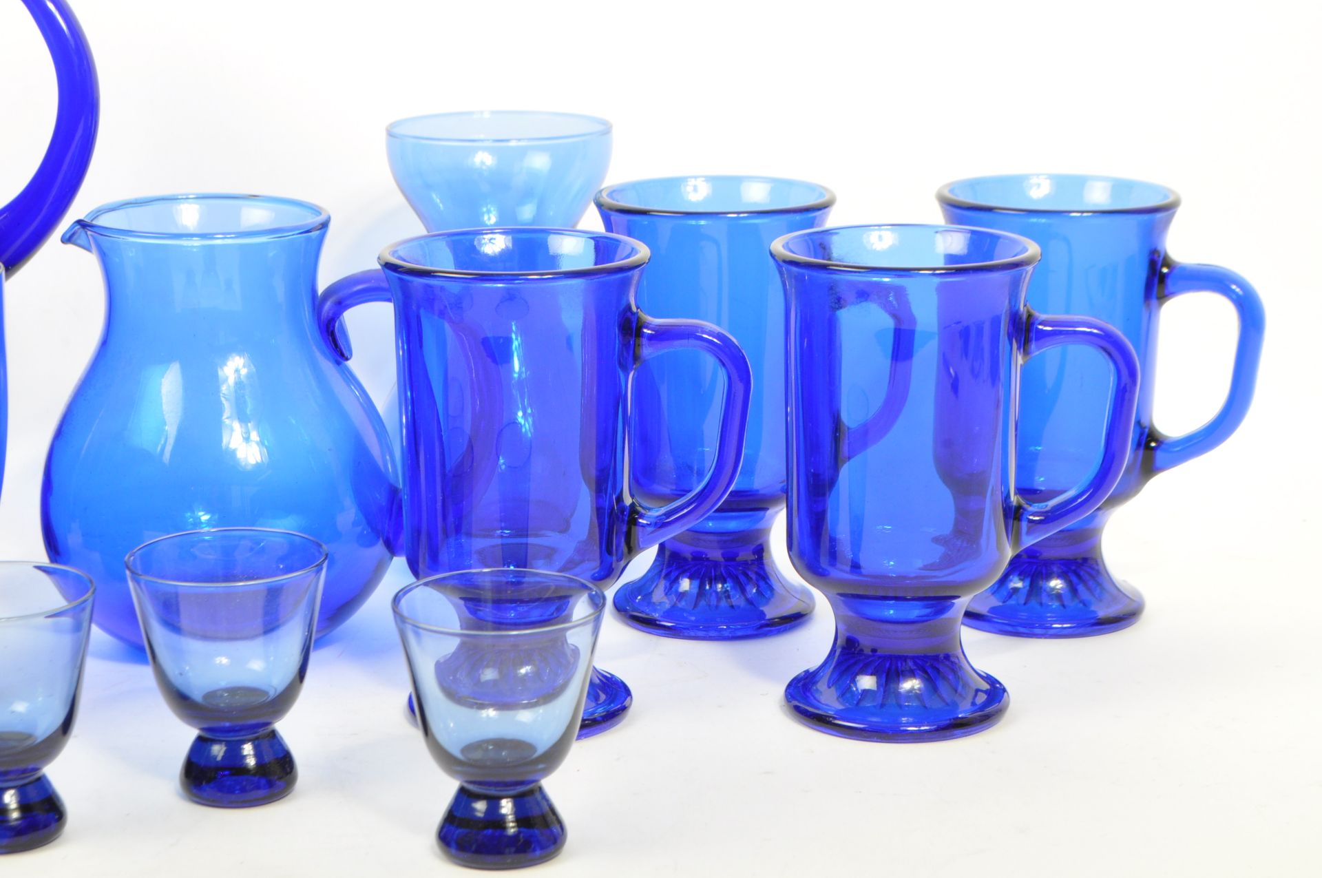QUANTITY OF BLUE GLASS DRINKING GLASSES JUGS & VASE - Image 2 of 5