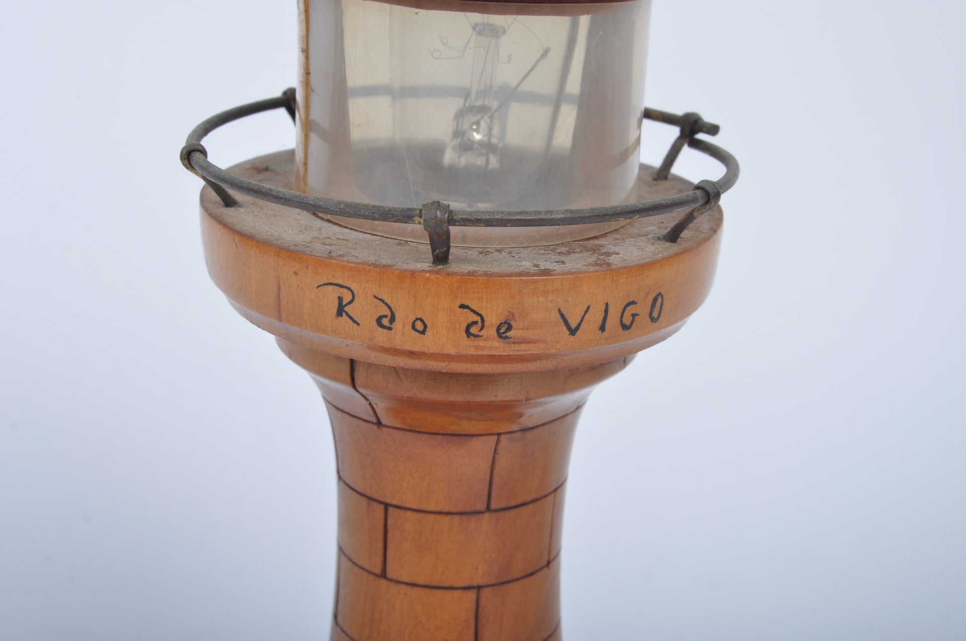 RETRO VINTAGE CONTINENTAL TEAK LIGHTHOUSE SHAPED DESK LAMP - Bild 6 aus 6