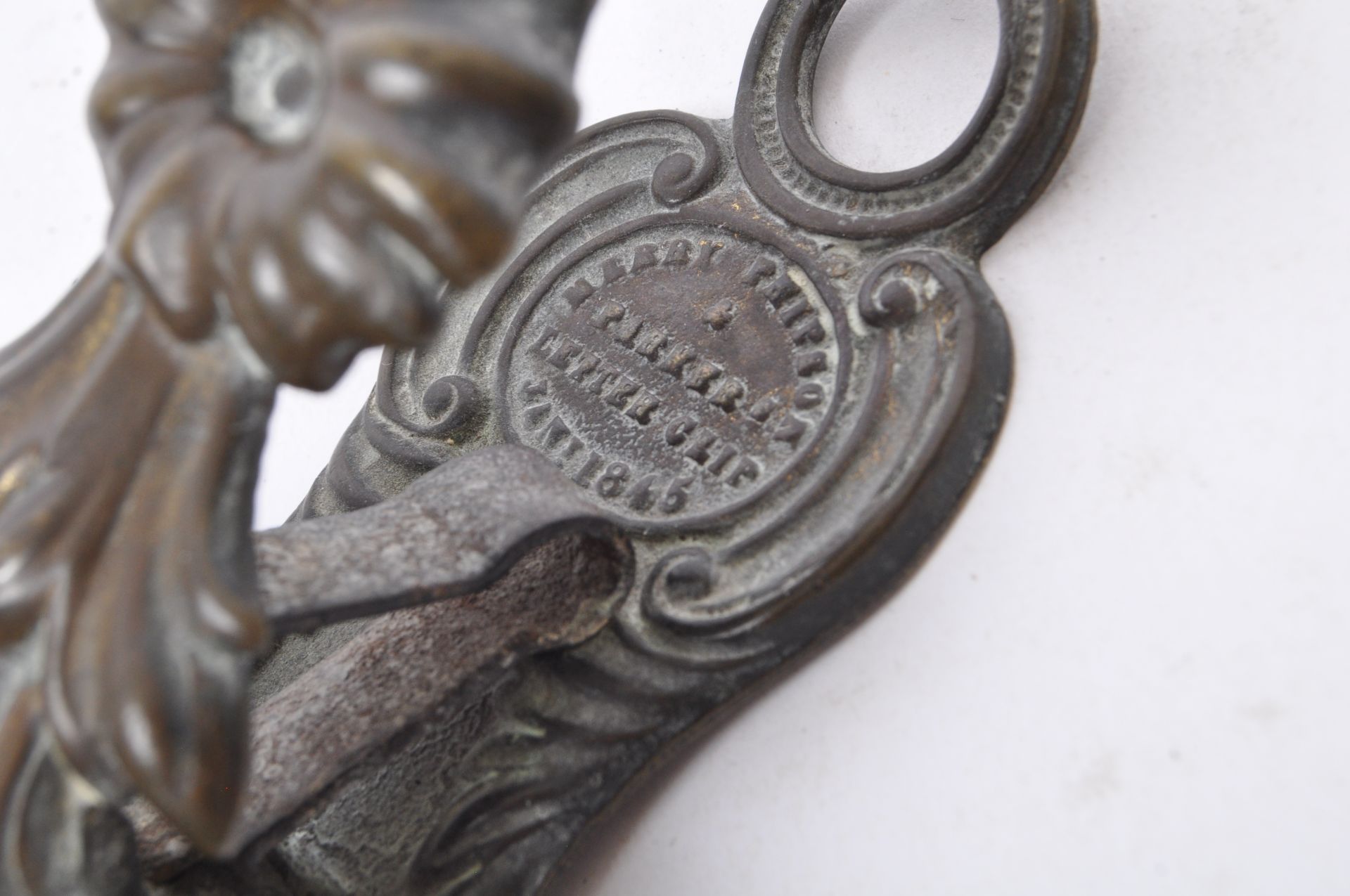 A VICTORIAN BRASS LETTER CLIP BY MERRY PHIPSON AND PARKERS - Image 4 of 5