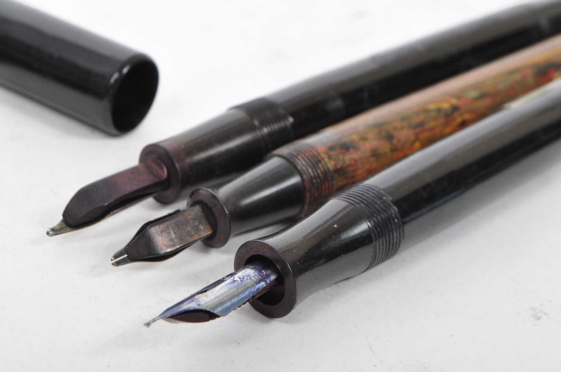 COLLECTION OF VINTAGE 20TH CENTURY WRITING FOUNTAIN PENS - Image 3 of 8