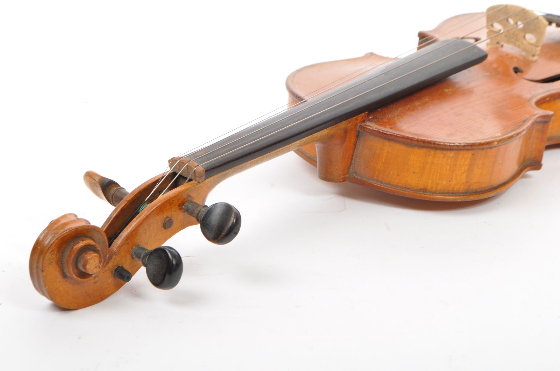 LATE 19TH CENTURY TWO PIECE BACK VIOLIN 3/4 SIZE WITH BOW - Image 5 of 6