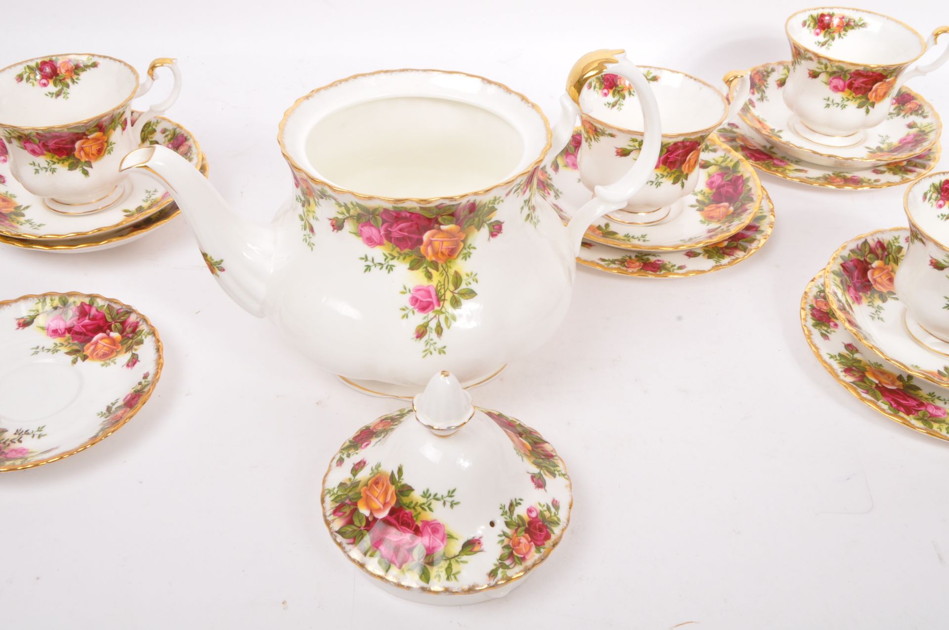 COLLECTION OF ROYAL ALBERT OLD COUNTRY ROSES TEA SET - Image 5 of 6