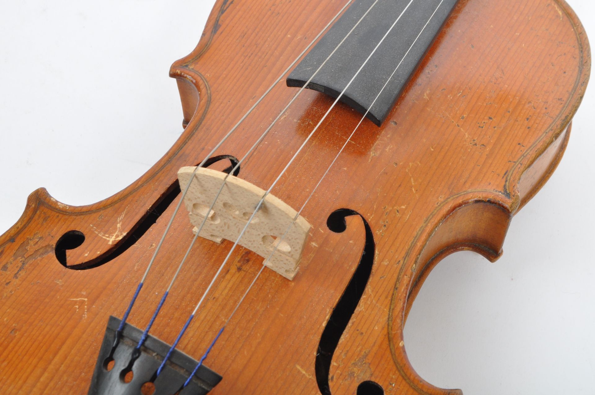 LATE 19TH CENTURY TWO PIECE BACK VIOLIN 3/4 SIZE WITH BOW - Image 6 of 6