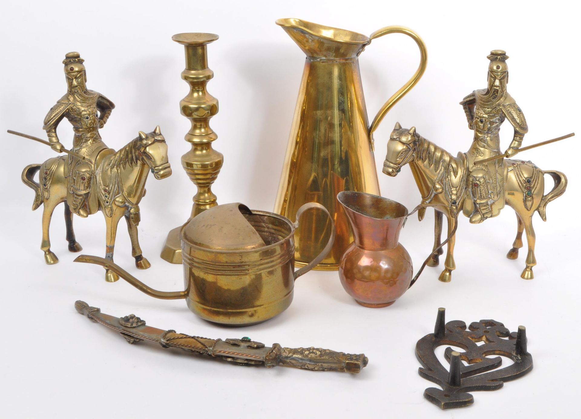 COLLECTION OF BRASS ITEMS TO INCLUDE JUG AND FIGURES