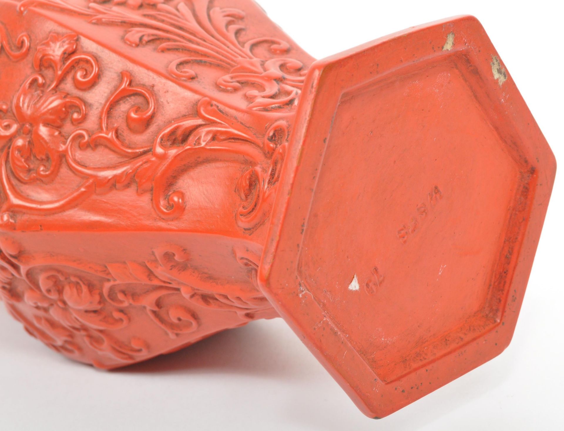 19TH CENTURY CHINESE CINNABAR RED LACQUERED VASE - Image 7 of 7