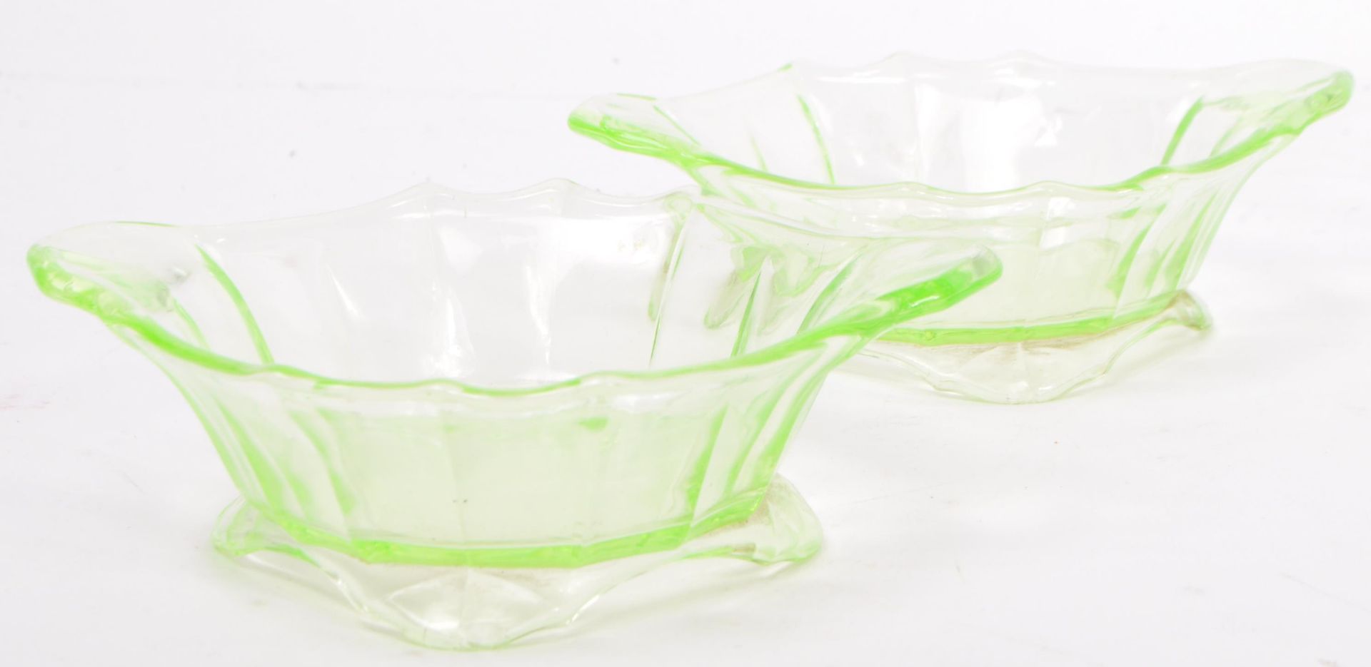 COLLECTION OF EARLY 20TH CENTURY DECORATIVE URANIUM GLASS - Bild 4 aus 5