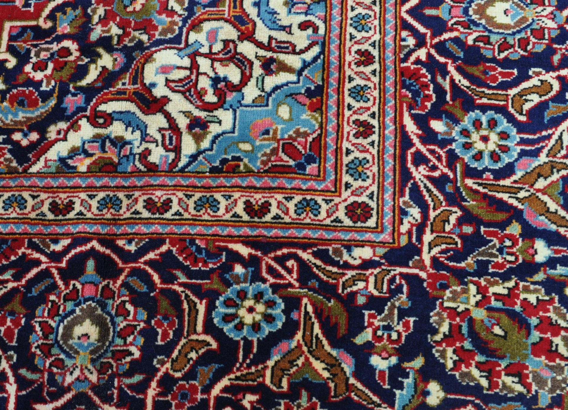 20TH CENTURY CENTRAL PERSIAN KASHAN CARPET - Image 3 of 5