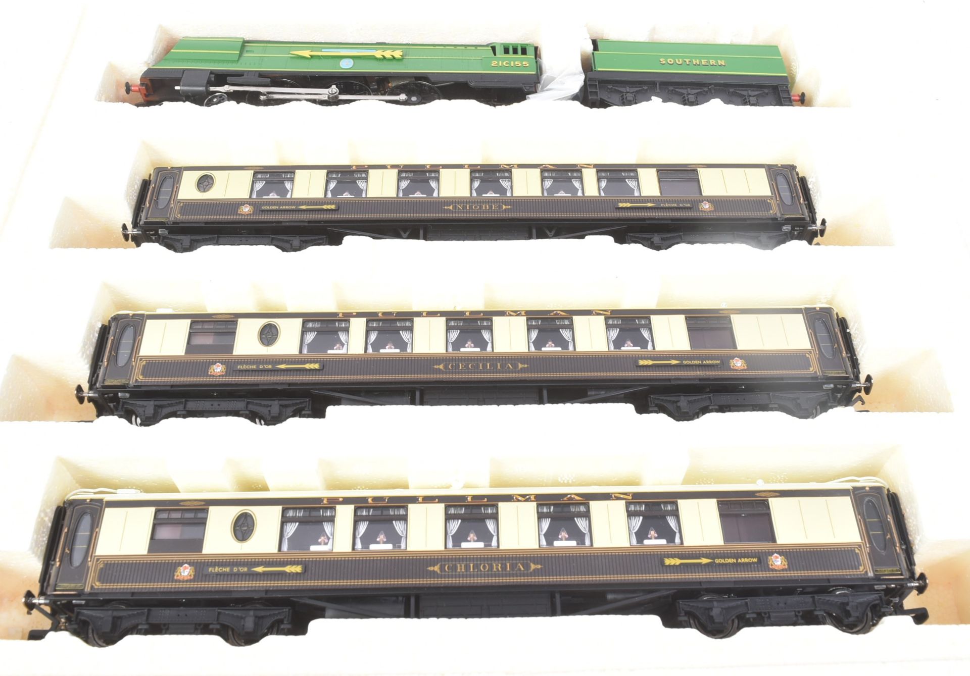 MODEL RAILWAY - HORNBY OO GAUGE GOLDEN ARROW LOCOMOTIVE TRAIN SET - Image 5 of 5