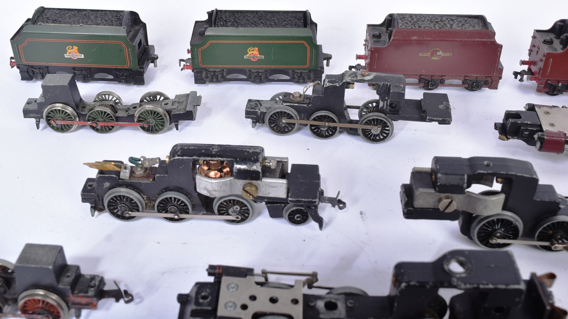 MODEL RAILWAY - COLLECTION OF OO GAUGE LOCOMOTIVE ENGINE SPARE PARTS - Image 2 of 6