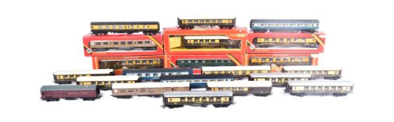 COLLECTION OF ASSORTED HORNBY / TRAING OO GAUGE MODEL RAILWAY COACHES AND CARRIAGES