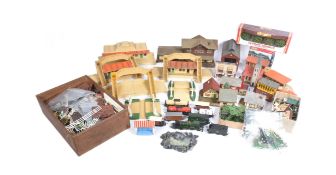 MODEL RAILWAY - COLLECTION OF ASSORTED ACCESSORIES