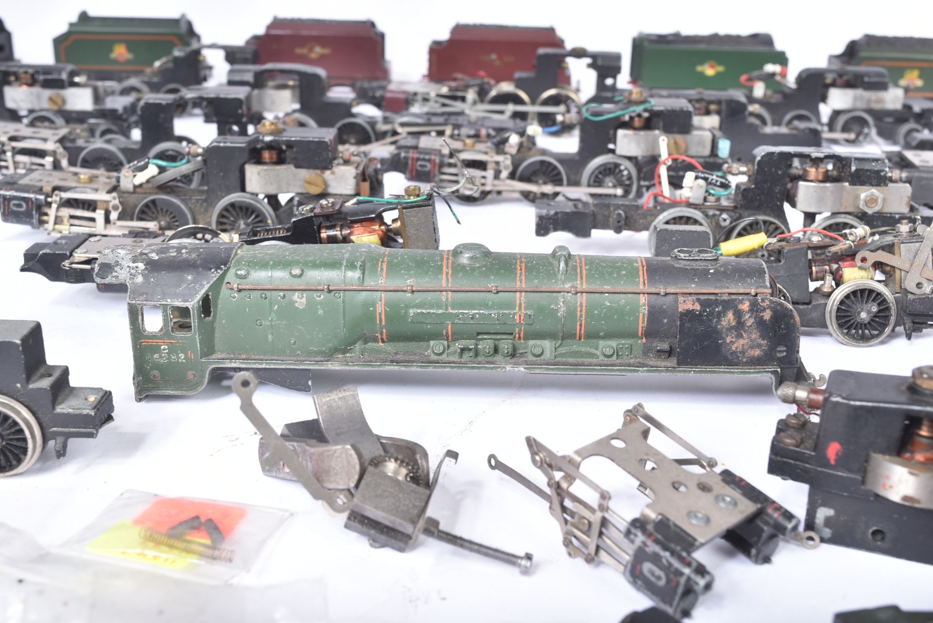 MODEL RAILWAY - COLLECTION OF OO GAUGE LOCOMOTIVE ENGINE SPARE PARTS - Image 4 of 6