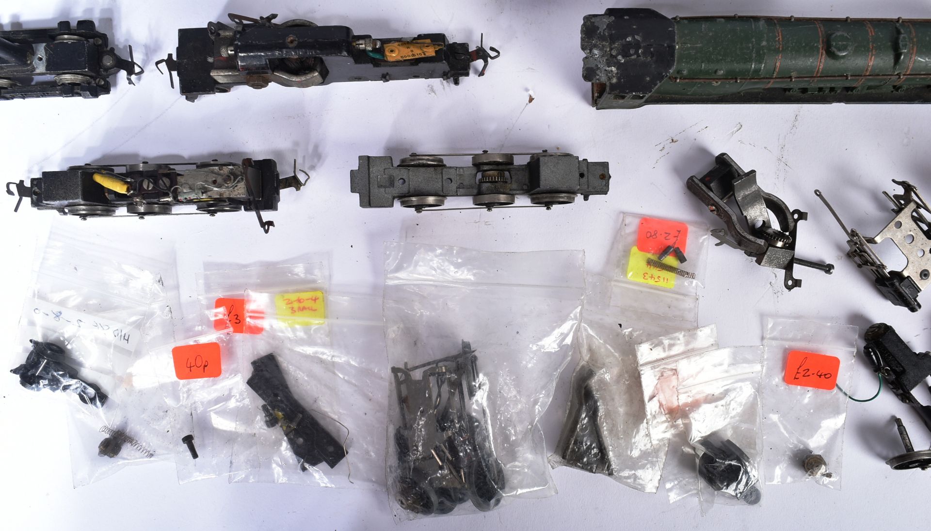 MODEL RAILWAY - COLLECTION OF OO GAUGE LOCOMOTIVE ENGINE SPARE PARTS - Image 5 of 6