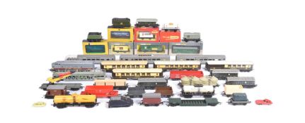 MODEL RAILWAY - COLLECTION OF ASSORTED OO GAUGE ROLLING STOCK