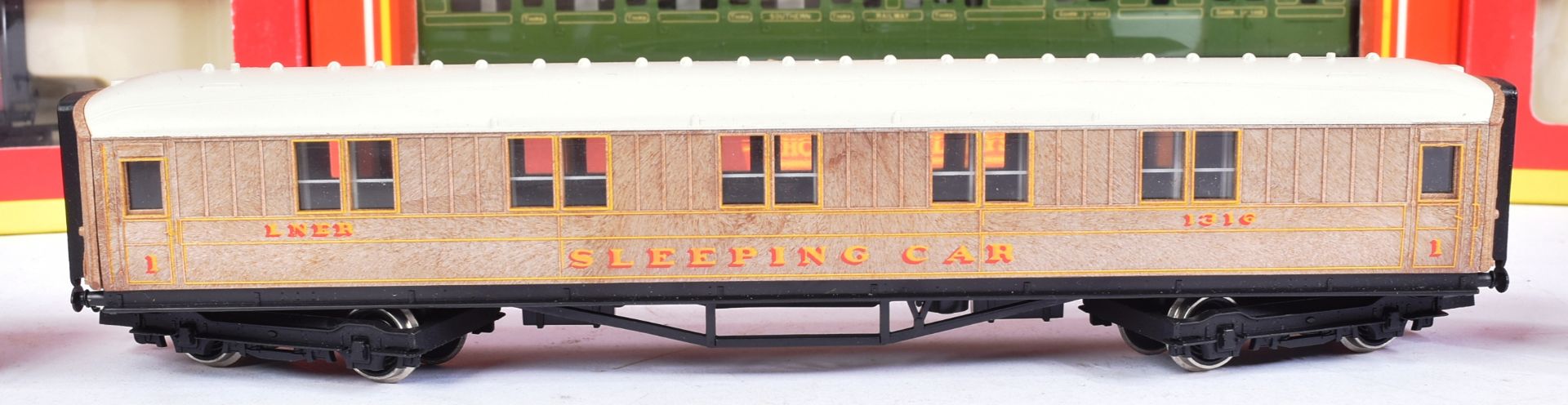 MODEL RAILWAY - COLLECTION OF HORNBY OO GAUGE CARRIAGES - Image 2 of 6
