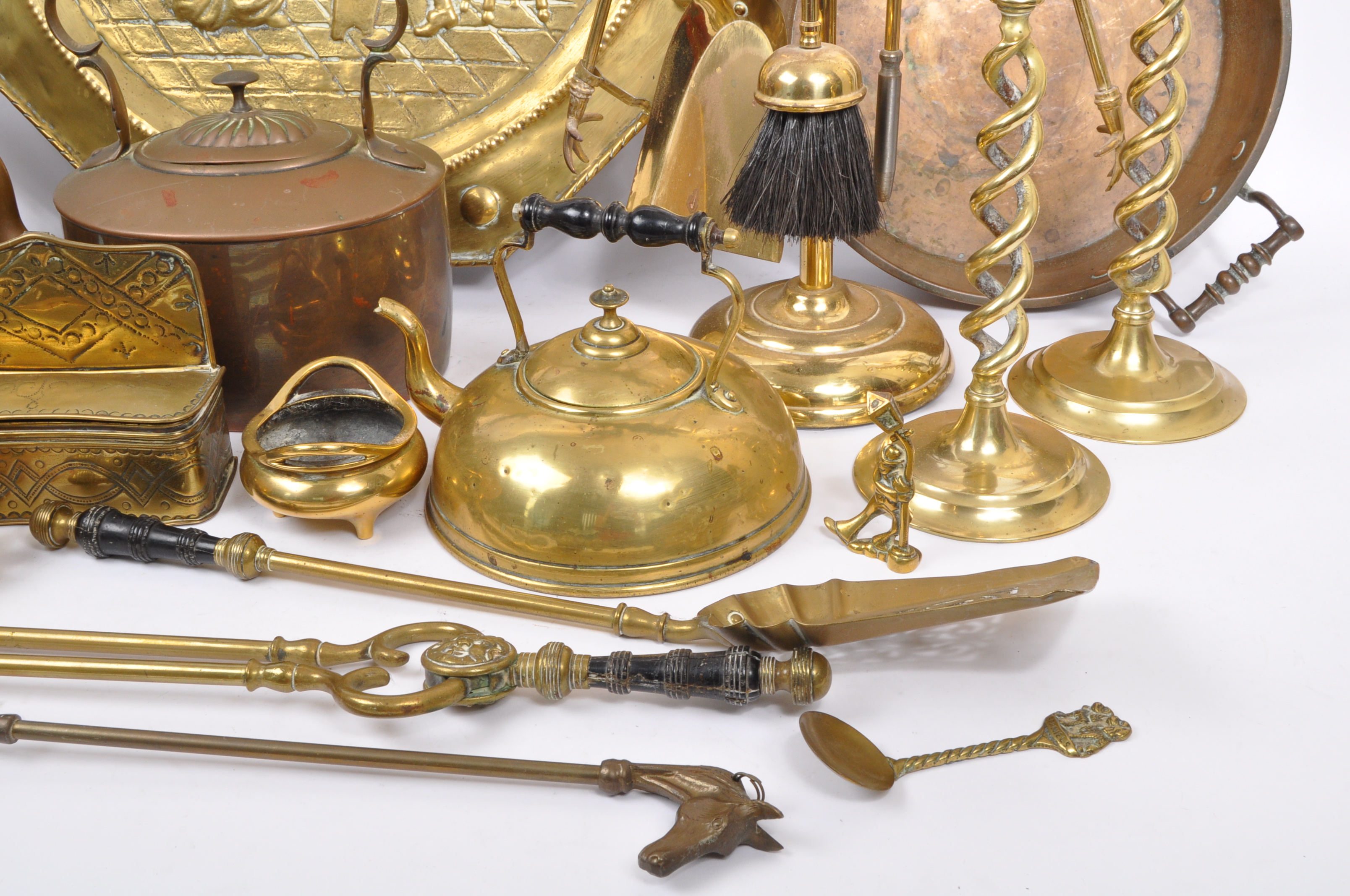 LARGE COLLECTION OF 19TH AND 20TH CENTURY BRASS ITEMS - Image 2 of 7