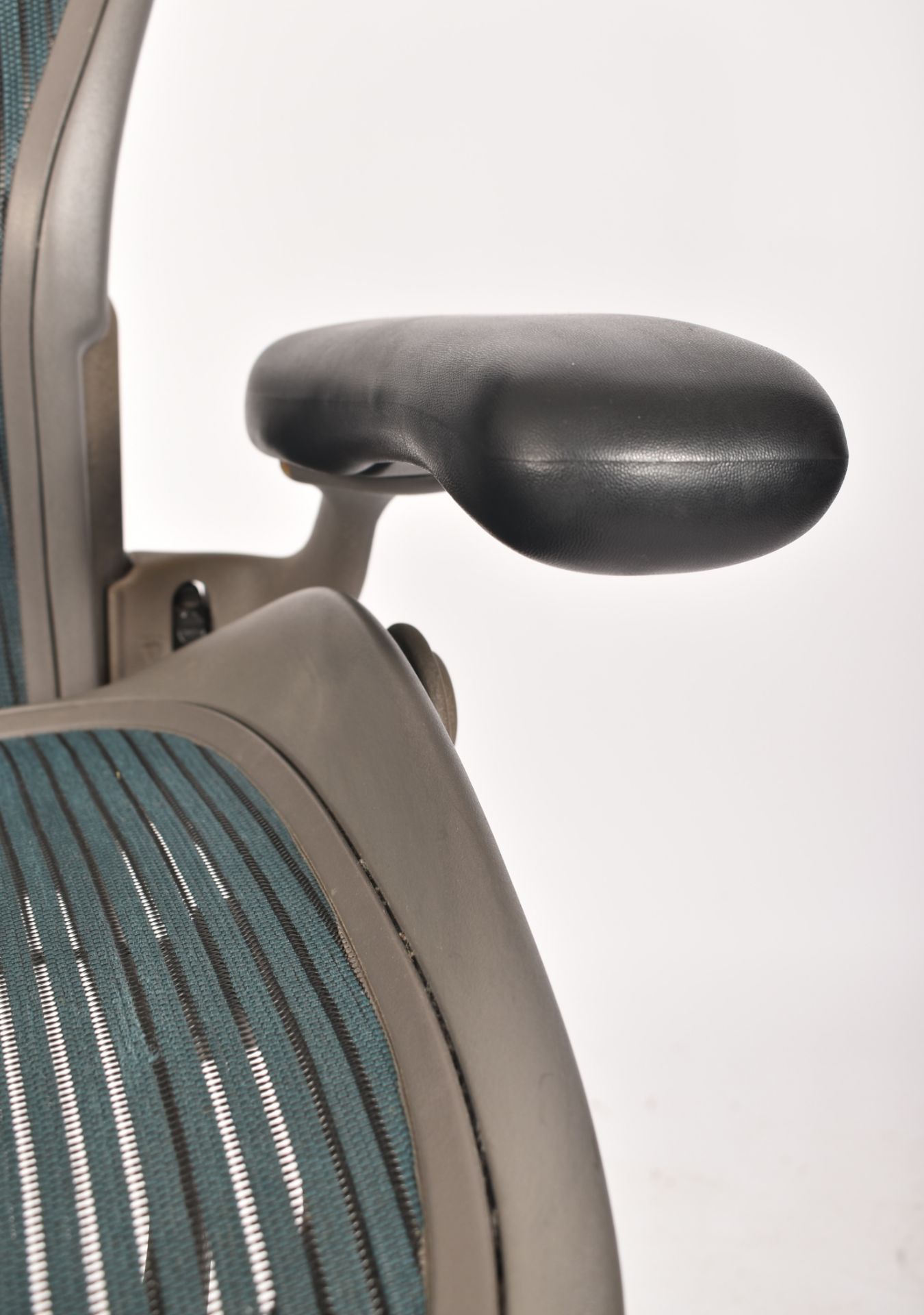 HERMAN MILLER - AERON - CONTEMPORARY OFFICE CHAIR - Image 2 of 5