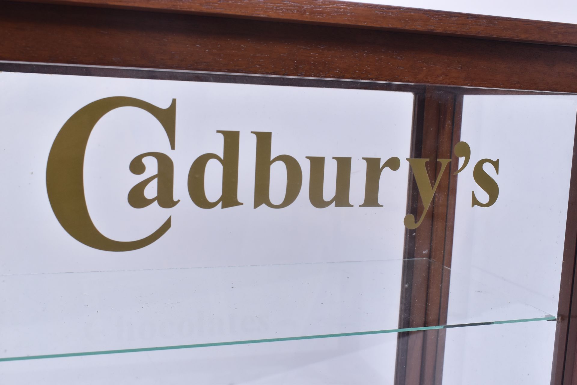 VINTAGE 20TH CENTURY OAK CASED CABINET WITH CADBURY'S LABEL - Bild 3 aus 6