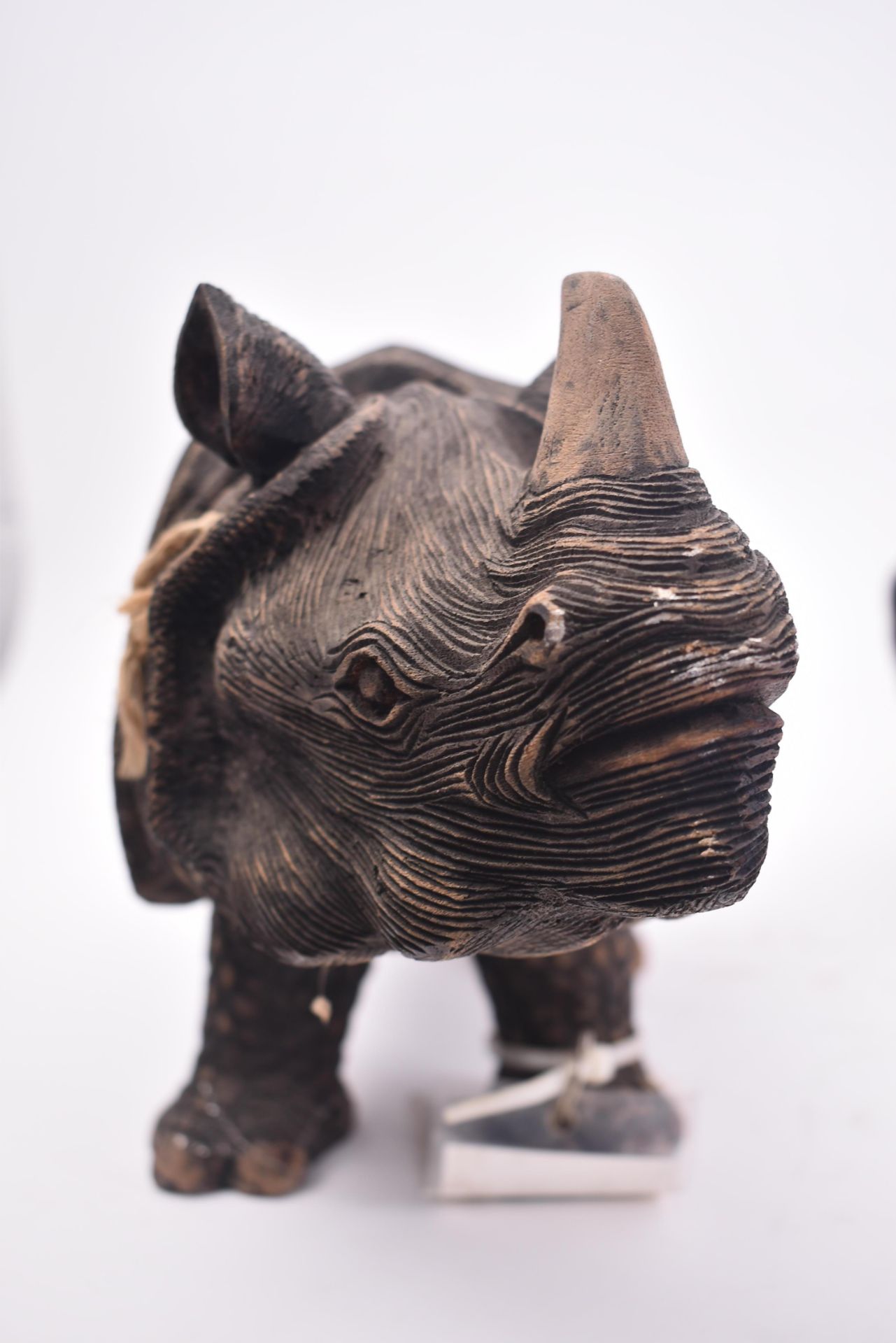 PAIR OF CONTEMPORARY RHINO CARVED SCULPTURES - Bild 4 aus 5