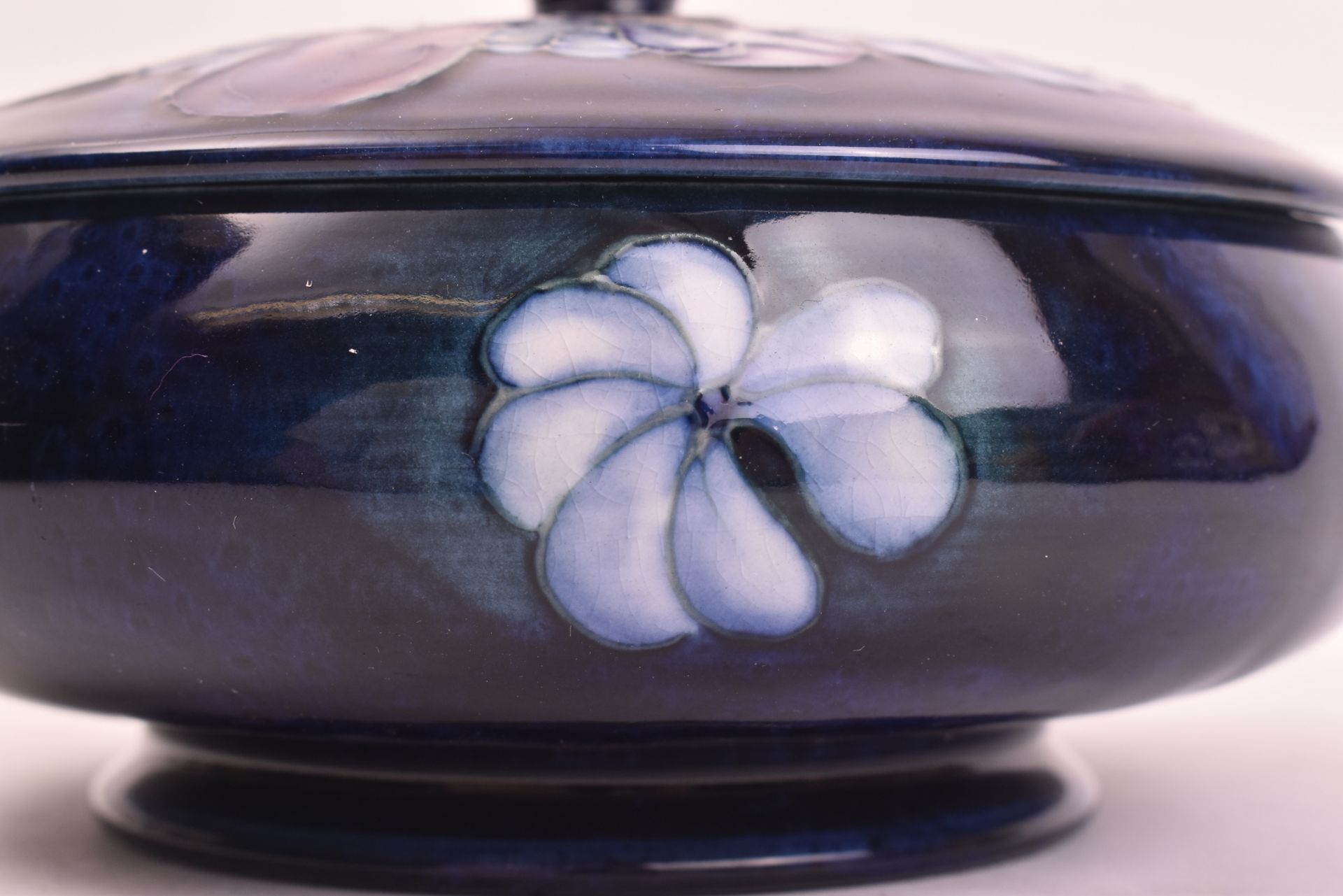 MOORCROFT POTTERY - MID CENTURY ' ORCHID ' CERAMIC LIDDED BOWL - Image 3 of 7