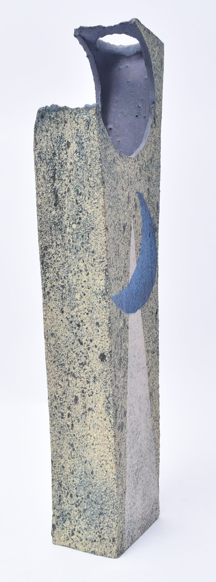 PAUL PHILP - STUDIO POTTERY - A RETRO ABSTRACT TAPERED VASE - Image 3 of 7