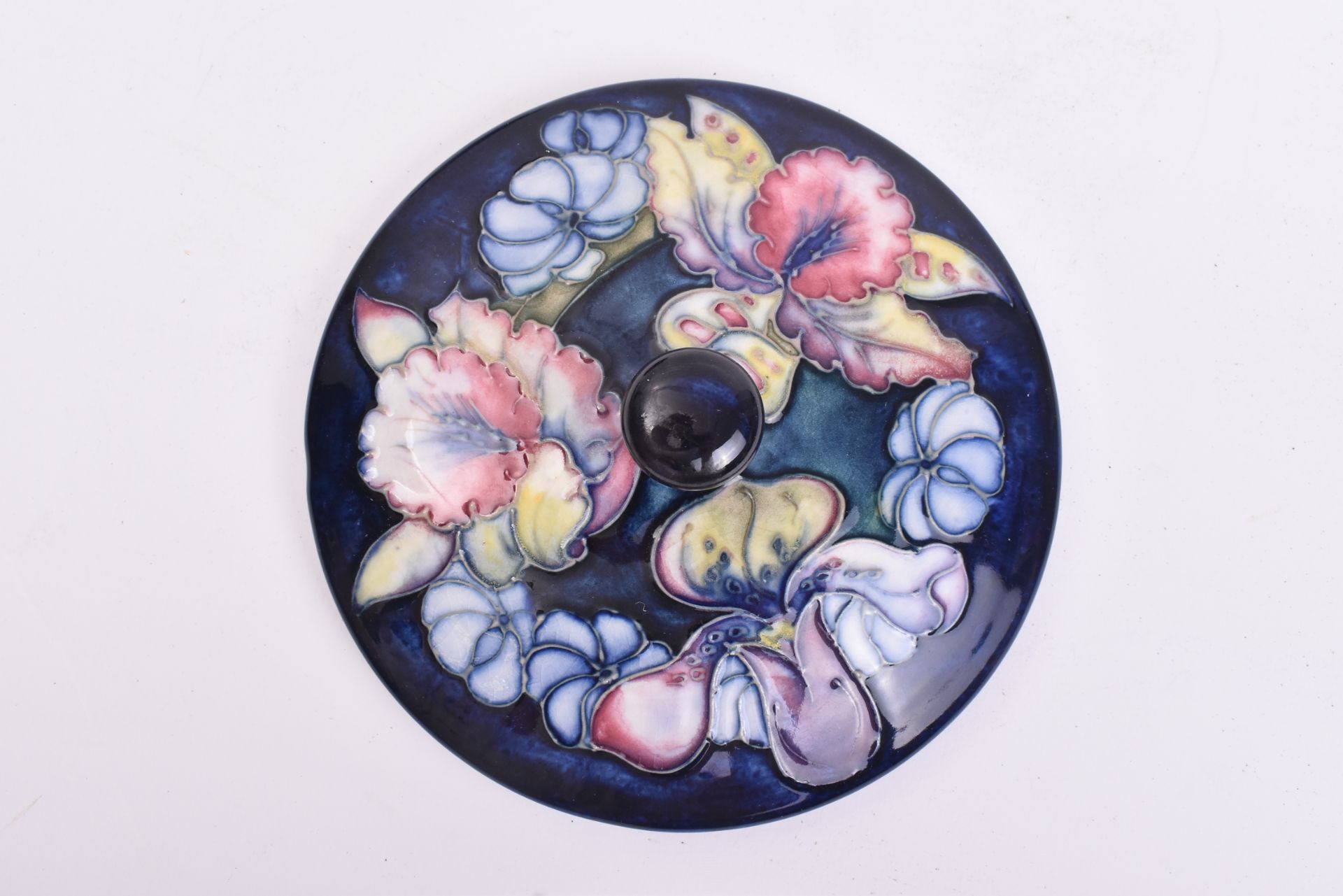 MOORCROFT POTTERY - MID CENTURY ' ORCHID ' CERAMIC LIDDED BOWL - Image 7 of 7