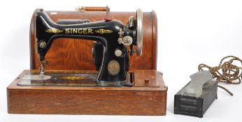 20TH CENTURY OAK CASED SINGER SEWING MACHINE