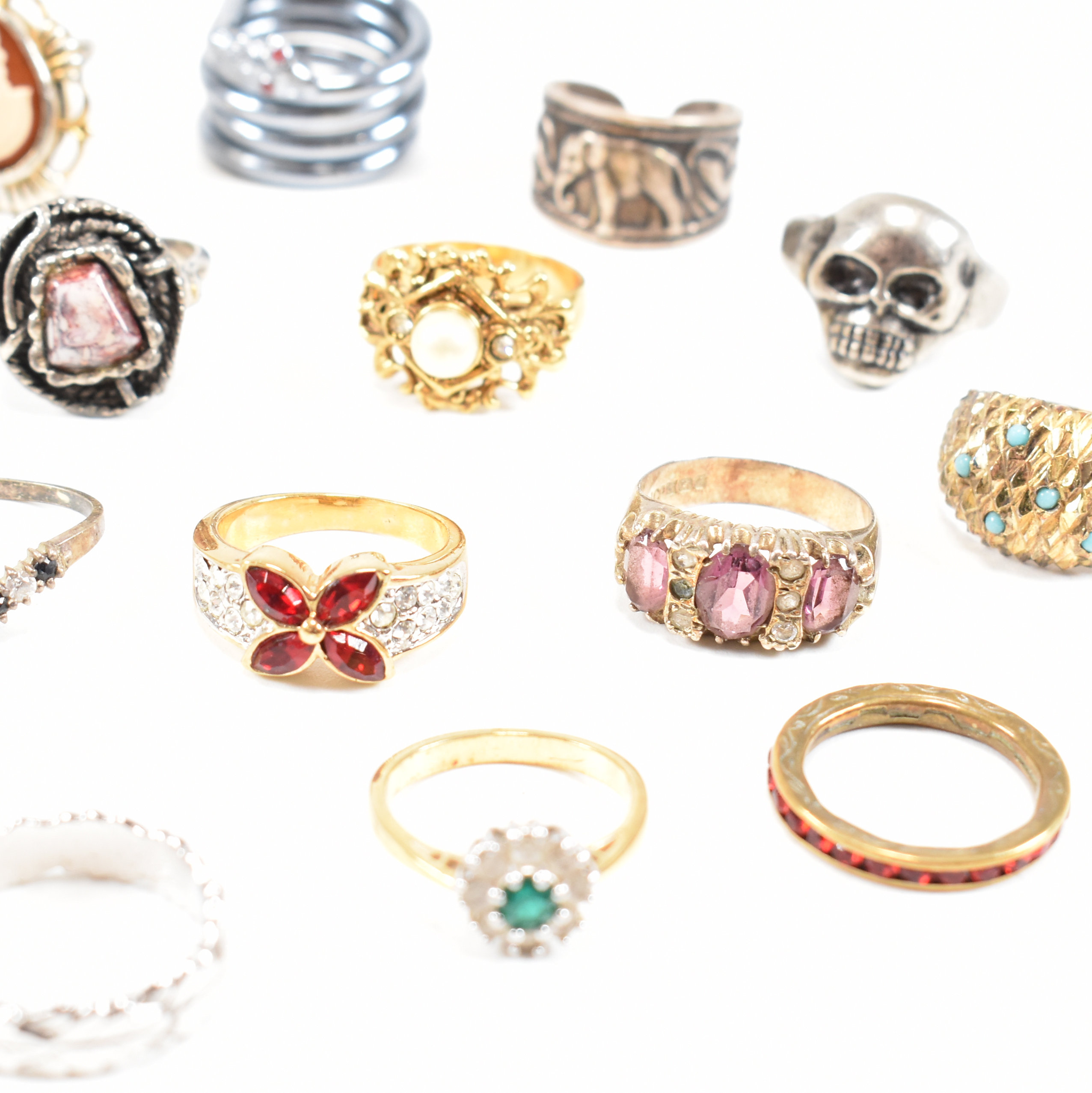 COLLECTION OF VINTAGE & MODERN COSTUME JEWELLERY RINGS - Image 4 of 10