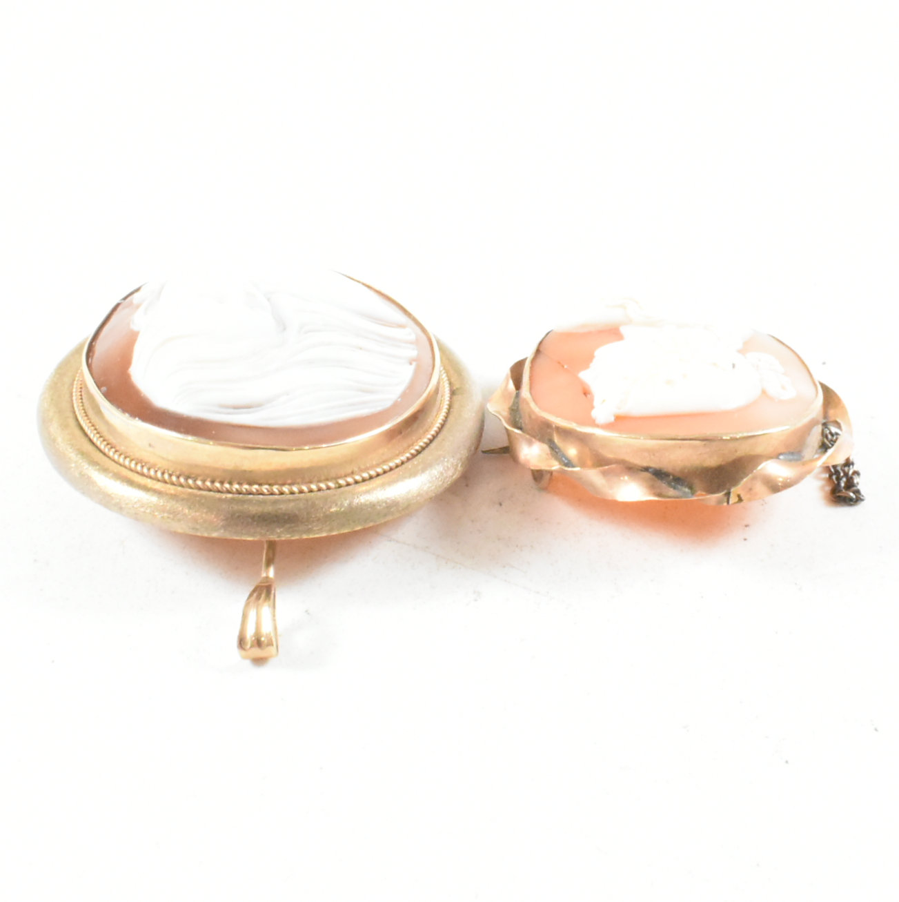 TWO YELLOW METAL CARVED SHELL CAMEO BROOCH PINS - Image 5 of 8