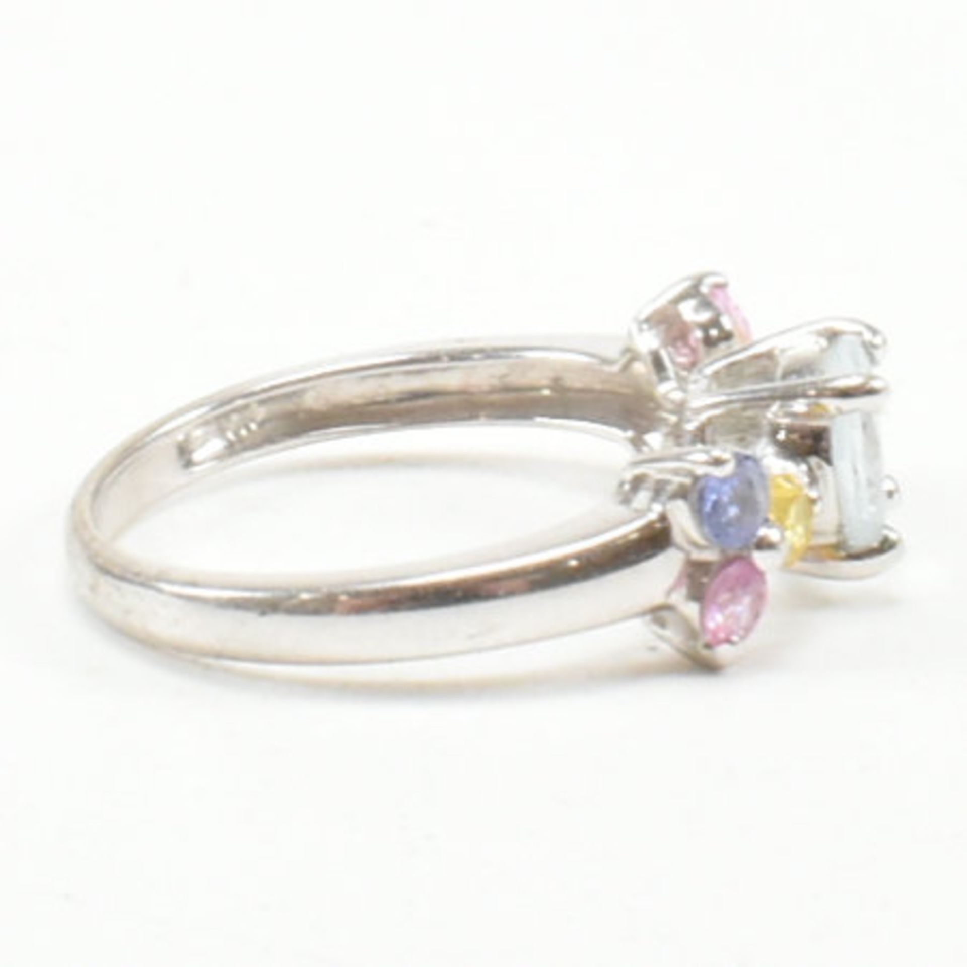 HALLMARKED 9CT WHITE GOLD AQUAMARINE RUBY & SAPPHIRE CLUSTER RING - Image 5 of 6