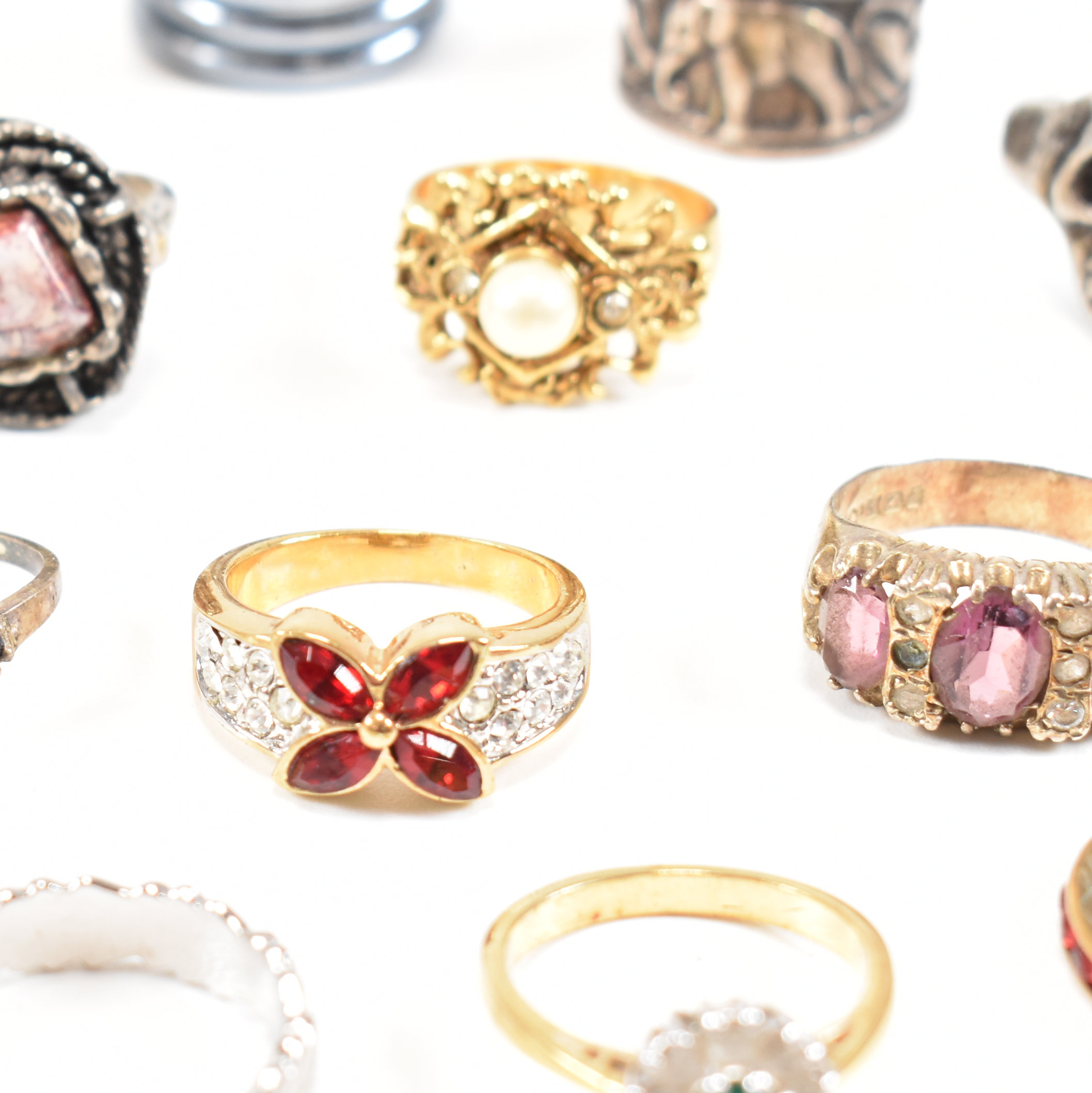 COLLECTION OF VINTAGE & MODERN COSTUME JEWELLERY RINGS - Image 5 of 10