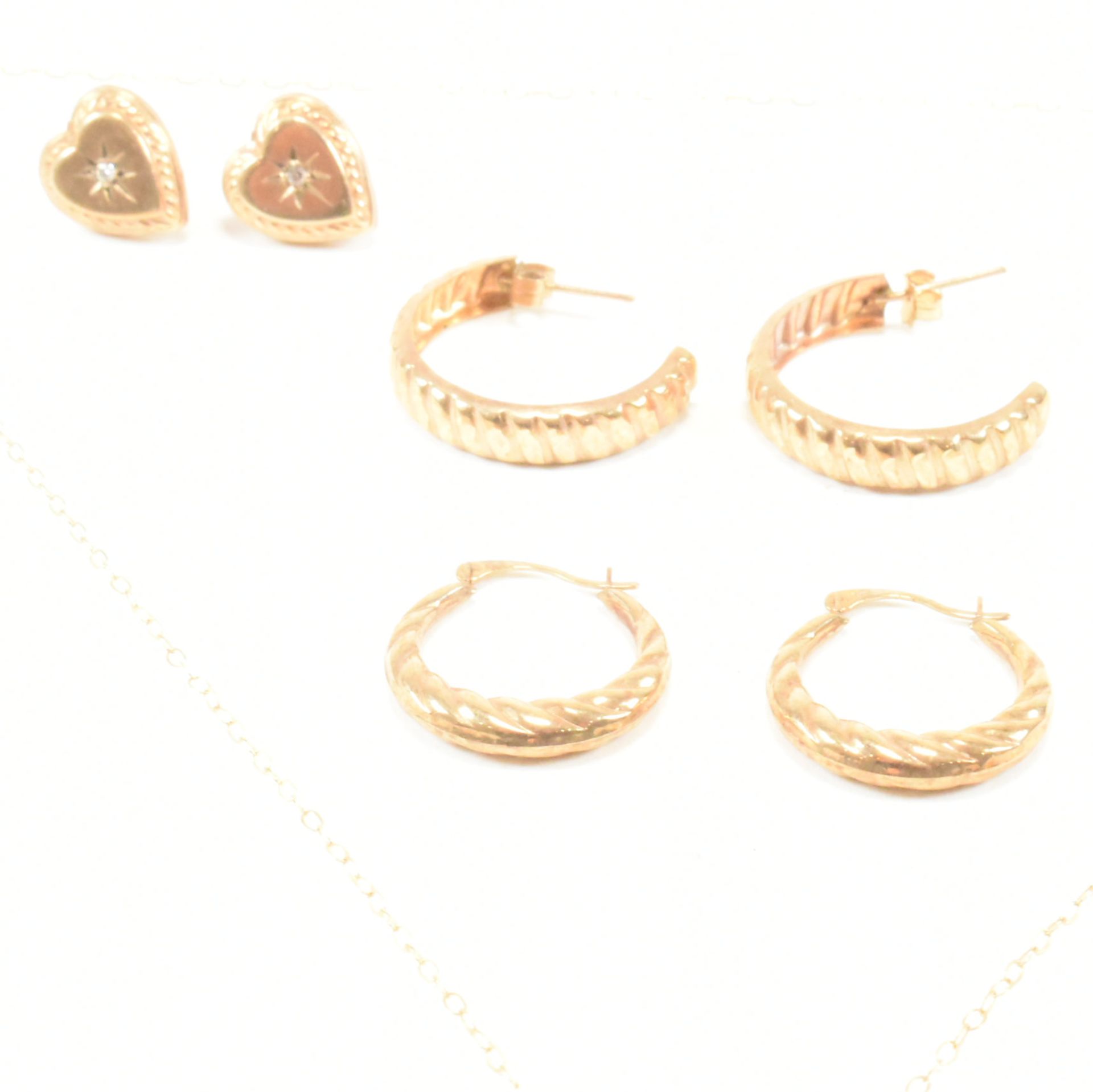 FOUR PAIRS OF 9CT GOLD EARRINGS & A 9CT GOLD PENDANT NECKLACE - Image 5 of 8