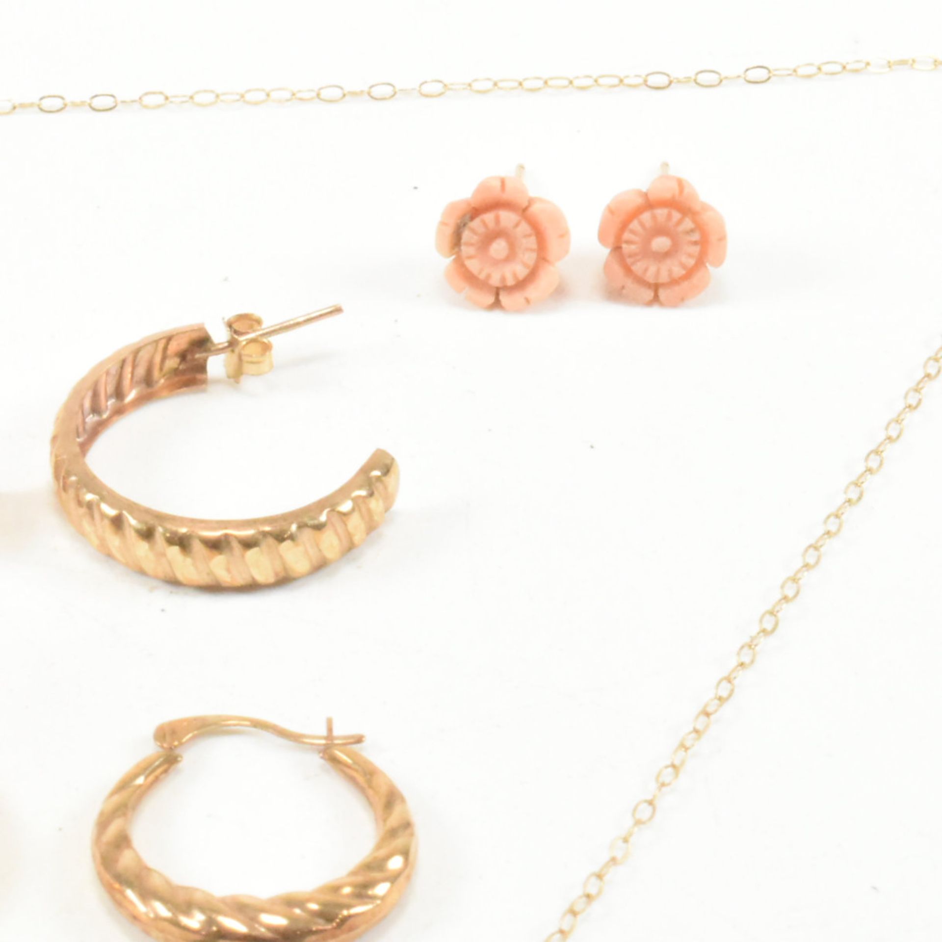 FOUR PAIRS OF 9CT GOLD EARRINGS & A 9CT GOLD PENDANT NECKLACE - Image 3 of 8