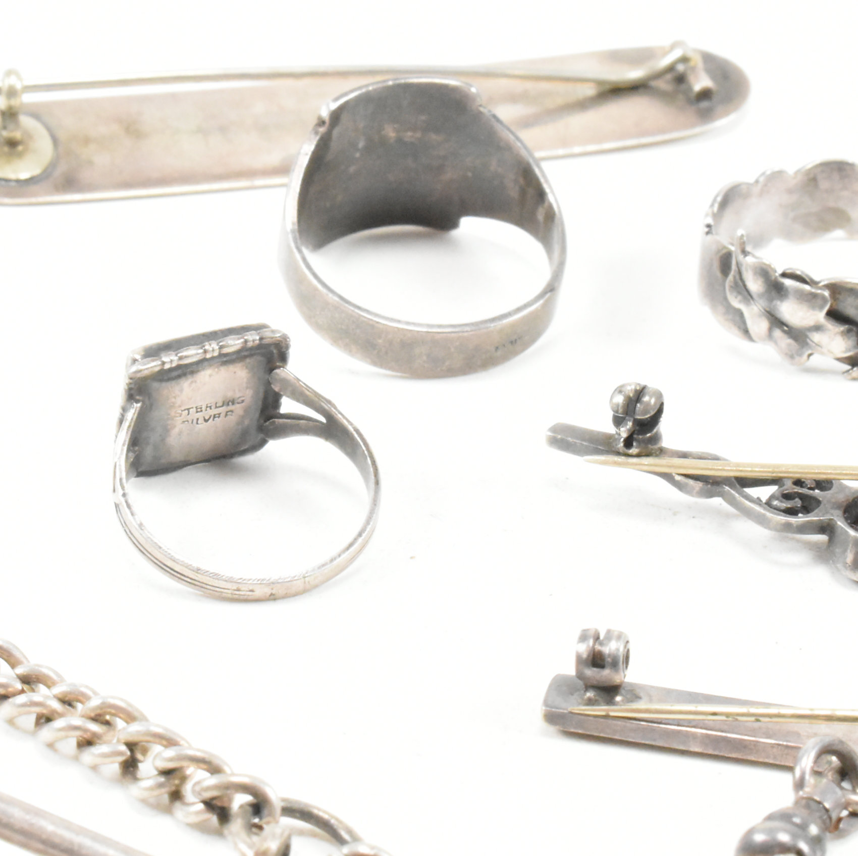 COLLECTION OF ANTIQUE & LATER SILVER & WHITE METAL JEWELLERY - Image 9 of 11