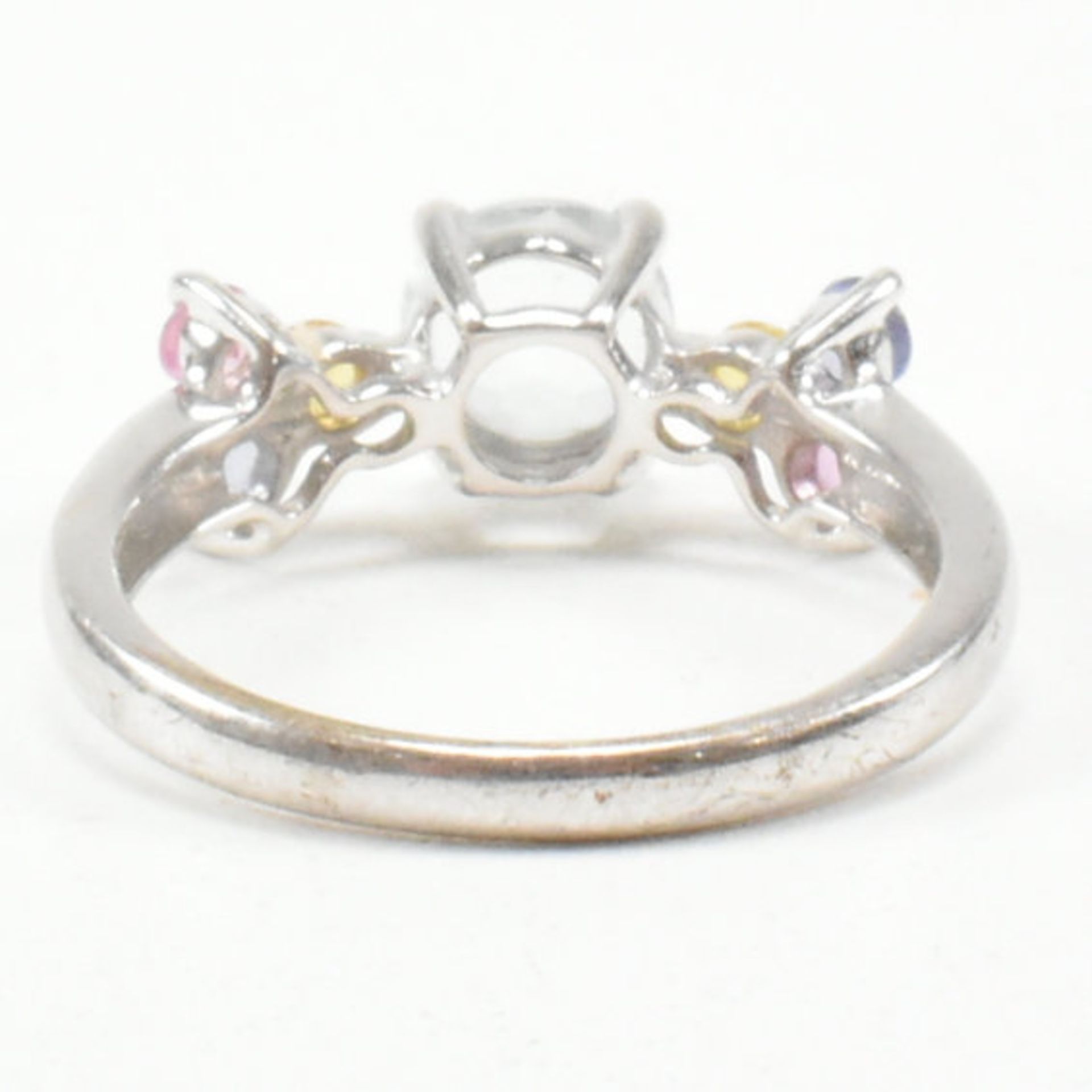 HALLMARKED 9CT WHITE GOLD AQUAMARINE RUBY & SAPPHIRE CLUSTER RING - Image 4 of 6