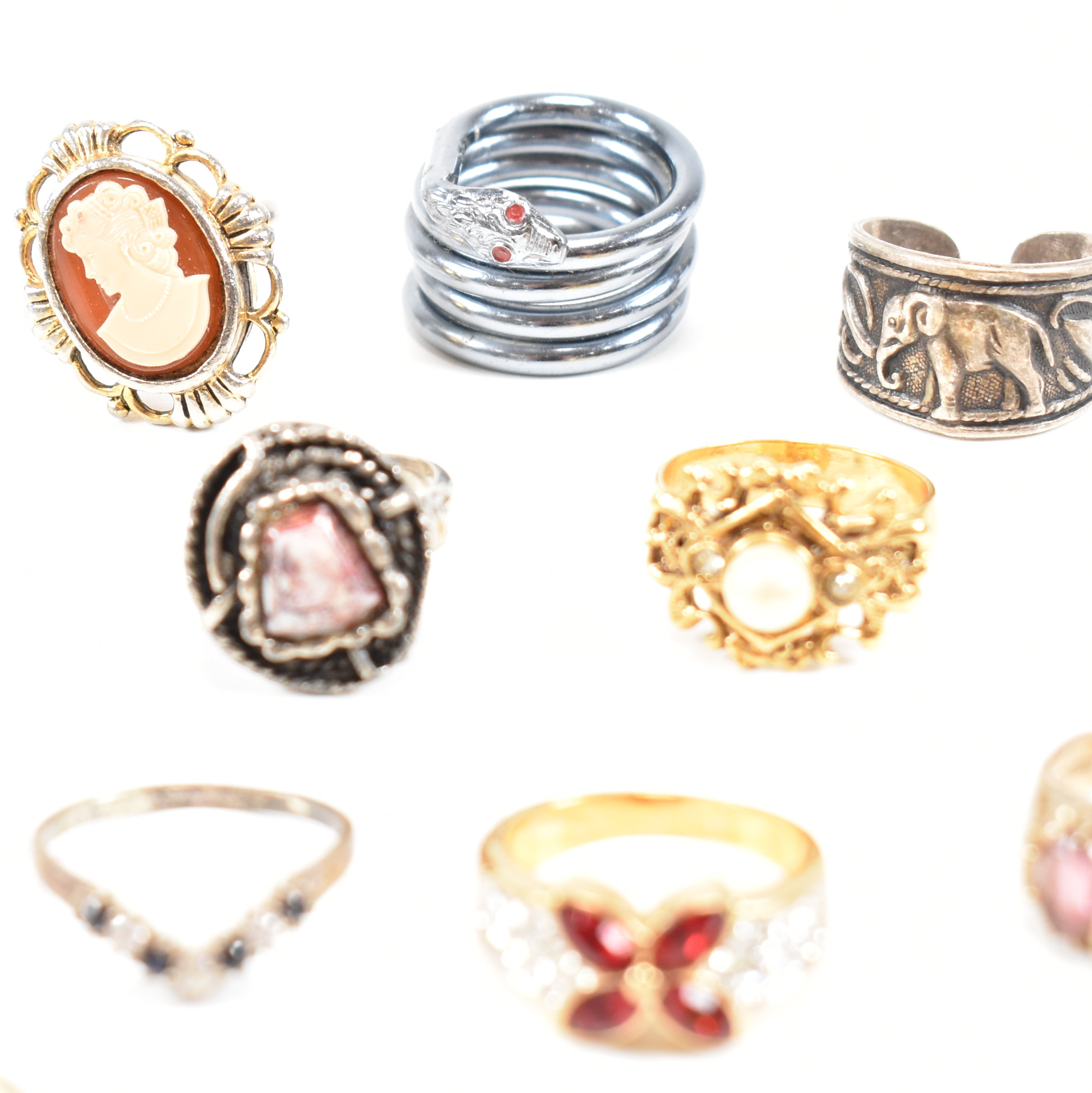 COLLECTION OF VINTAGE & MODERN COSTUME JEWELLERY RINGS - Image 7 of 10