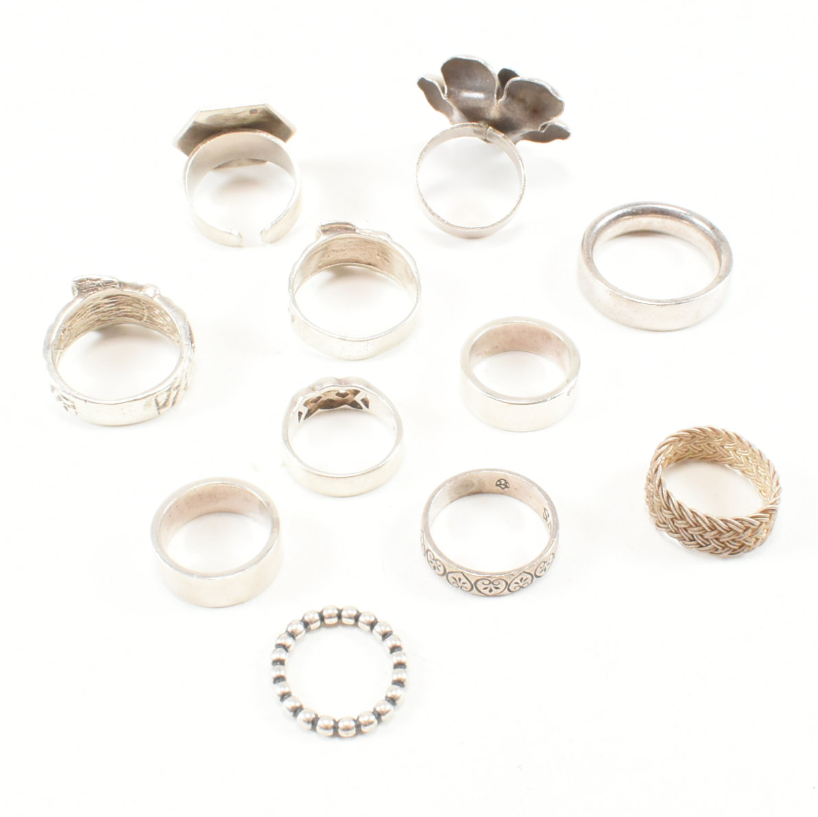 COLLECTION OF ASSORTED SILVER & WHITE METAL RINGS - Image 5 of 10