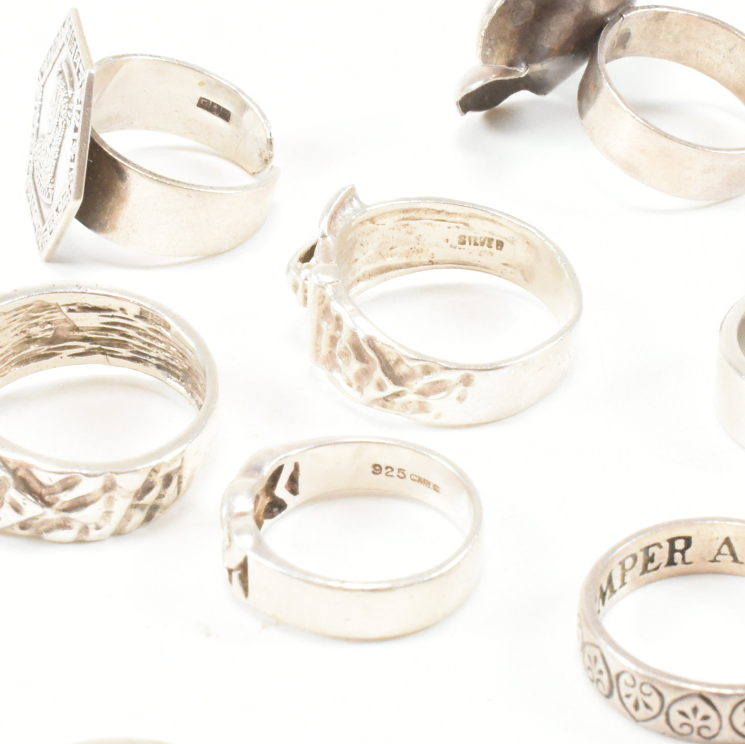 COLLECTION OF ASSORTED SILVER & WHITE METAL RINGS - Image 10 of 10