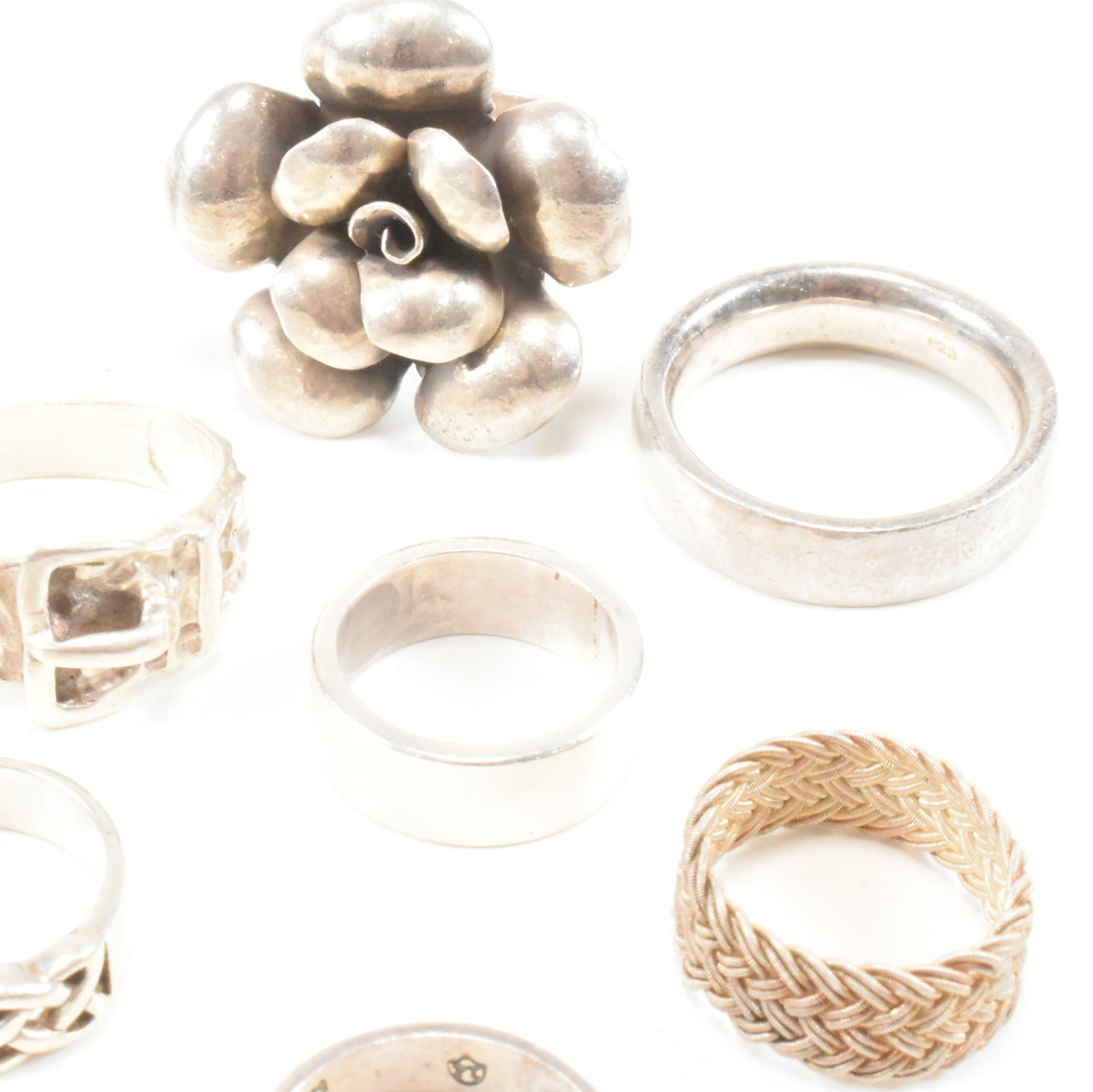 COLLECTION OF ASSORTED SILVER & WHITE METAL RINGS - Image 6 of 10